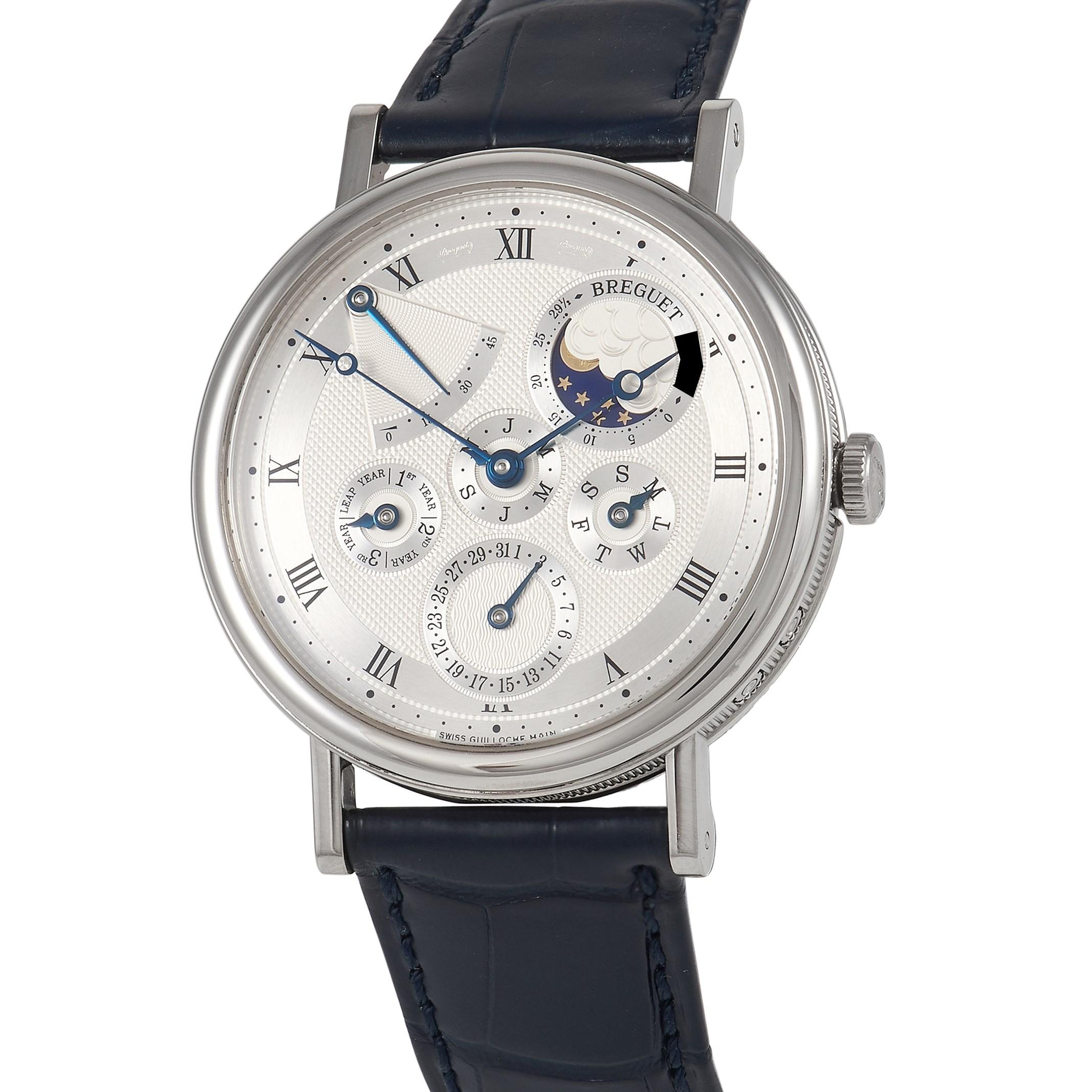 Es ist leicht zu verstehen, warum diese Breguet Classique bei Uhrensammlern immer beliebter wird. Die Breguet Classique Perpetual Calendar Watch 5327BB/IE/9V6 verfügt über ein wunderschönes, guillochiertes, silbernes Zifferblatt mit gebläuten
