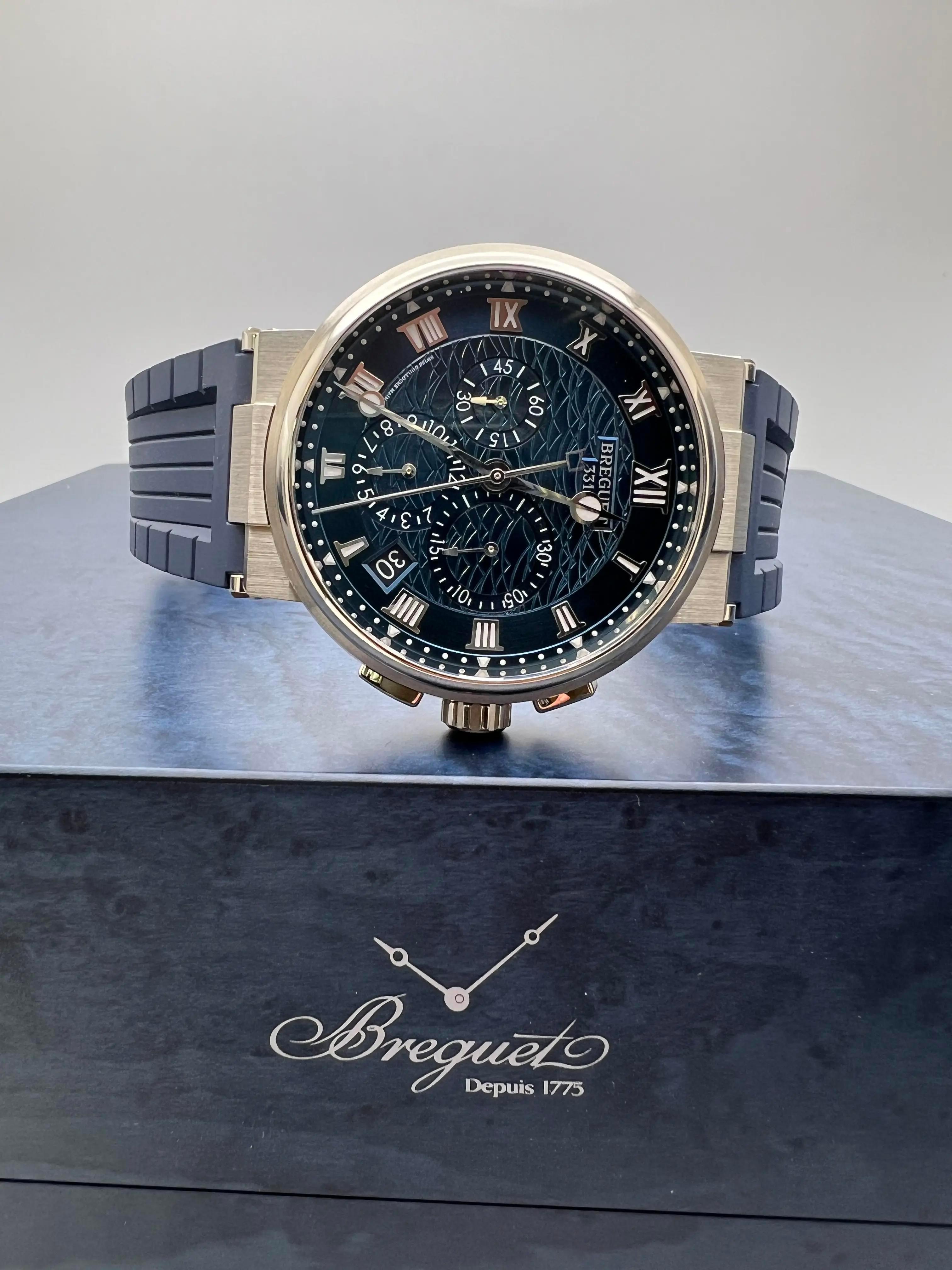 Breguet Marine Chronograph 5527BB/Y2/5WV 18K Weißgold Blaues Zifferblatt Box Papiere '22 im Zustand „Hervorragend“ im Angebot in New York, NY