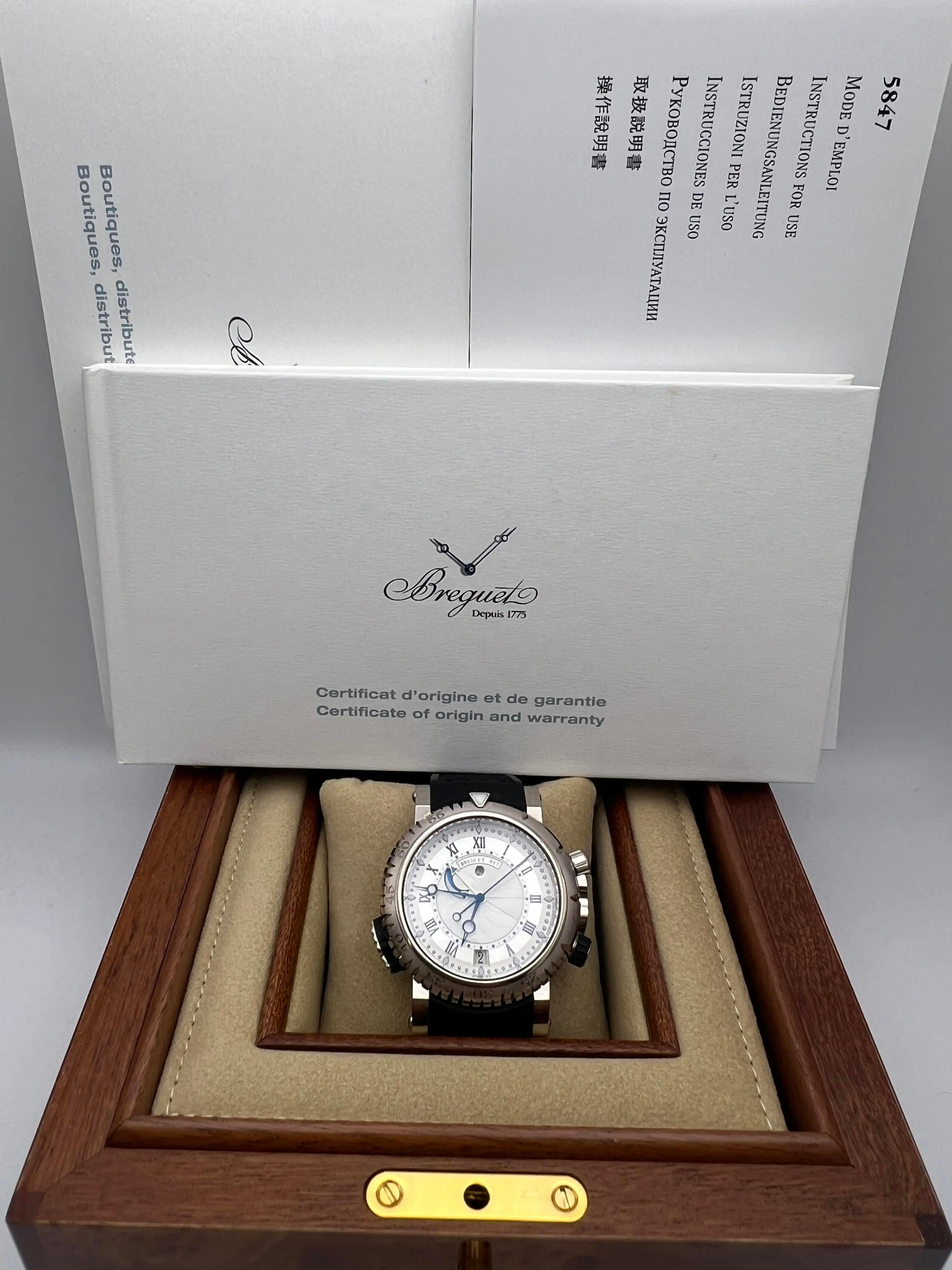 El Breguet Marine Royale Alarm 5847BB/12/5ZV es un reloj imponente y técnicamente sofisticado que ejemplifica el legado marítimo de Breguet. Fabricada en oro blanco de 18 quilates, su sólida caja de 45 mm alberga una esfera plateada adornada con un