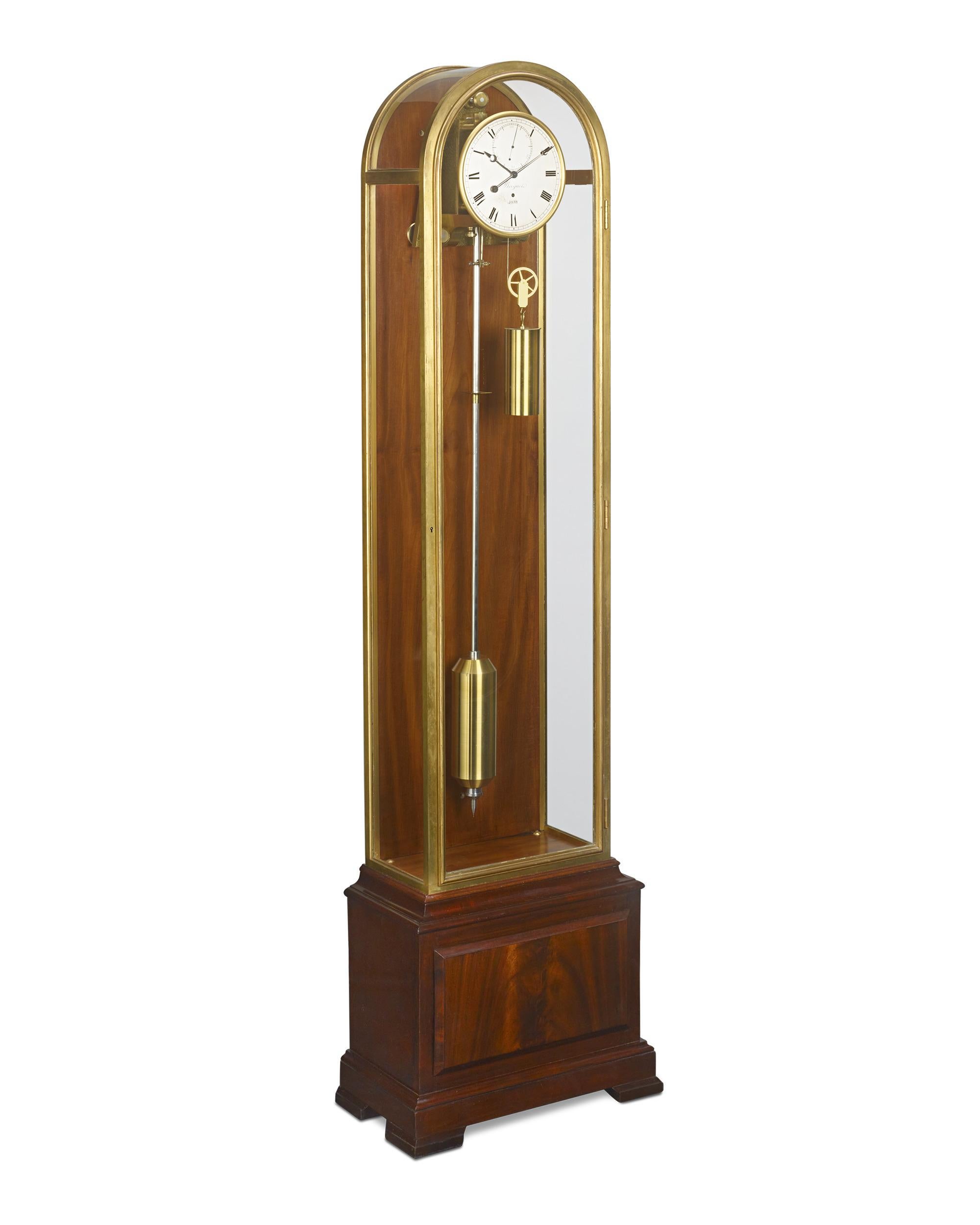Achevée le 31 décembre 1931, cette horloge Breguet en acajou et laiton à régulateur mensuel de sol est un parfait emblème de l'Art déco et de l'excellence mécanique de Breguet durant l'importante période de l'entre-deux-guerres. Dotée des