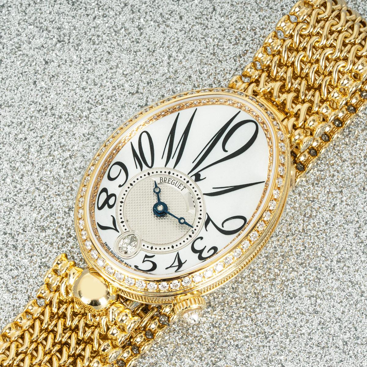 Une Reine de Naples en or jaune de Breguet. Cadran en nacre avec un diamant serti à 6 heures. Le cadran présente des aiguilles Breguet en acier bleui et des chiffres arabes. La lunette et la couronne, serties de 53 et d'un seul diamant rond de