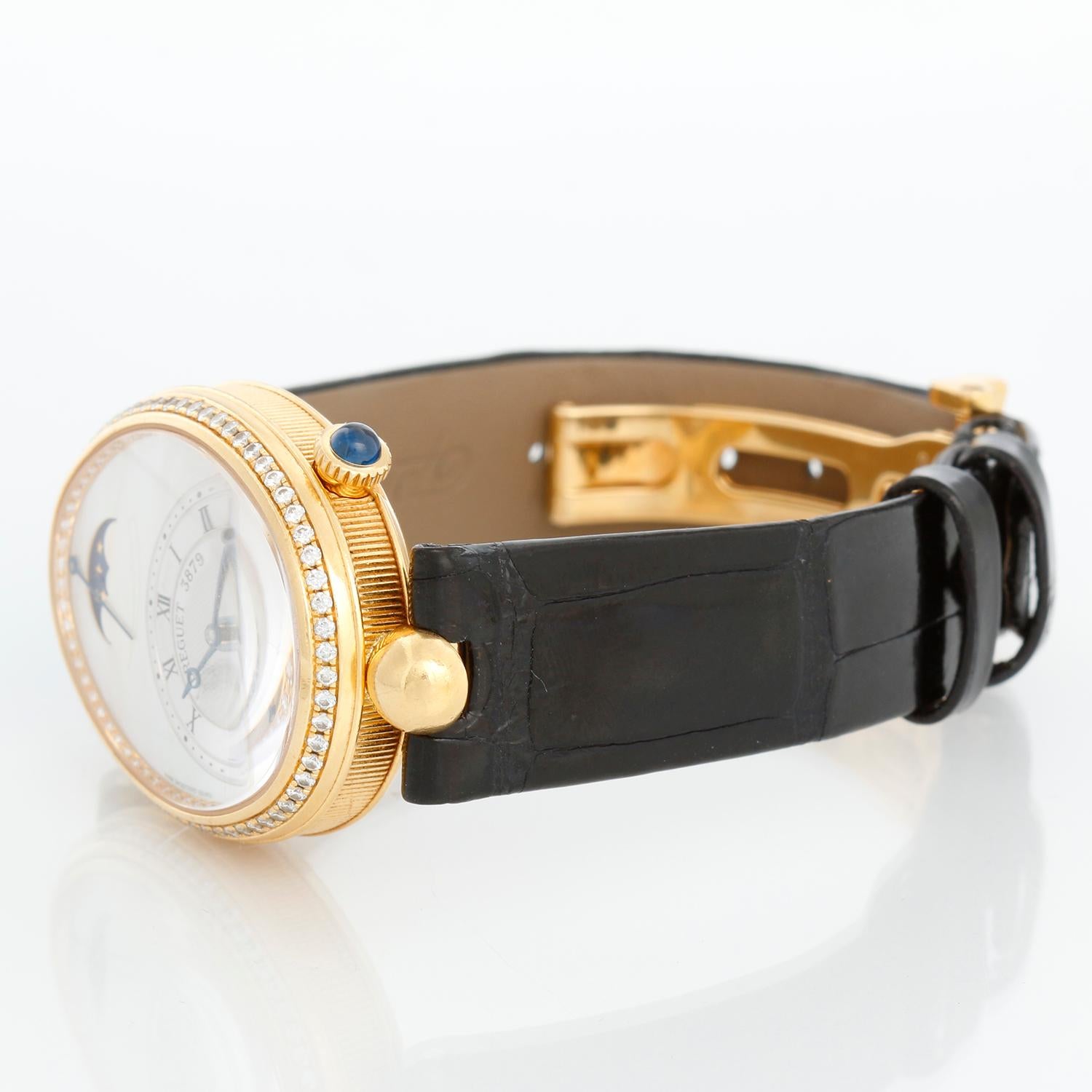 Montre-bracelet Breguet Reine de Naples pour femme Réf. 8908A - Mouvement à remontage automatique. Boîtier en or jaune 18 carats avec lunette en diamant (28 x 36 mm). Cadran or argenté en nacre. Bracelet en cuir Breguet noir avec boucle en or jaune