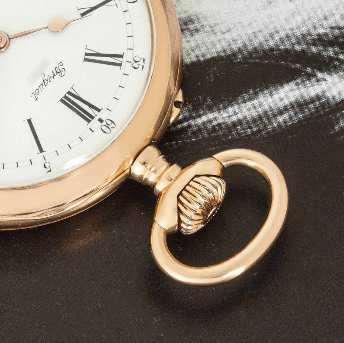 Breguet. Orologio da tasca a leva senza chiave in oro rosa 18ct, C1899.

Quadrante: quadrante in smalto bianco firmato Breguet e numerato, con numeri romani e minuteria esterna con indici arabi a cinque minuti e quadrante sussidiario dei secondi a