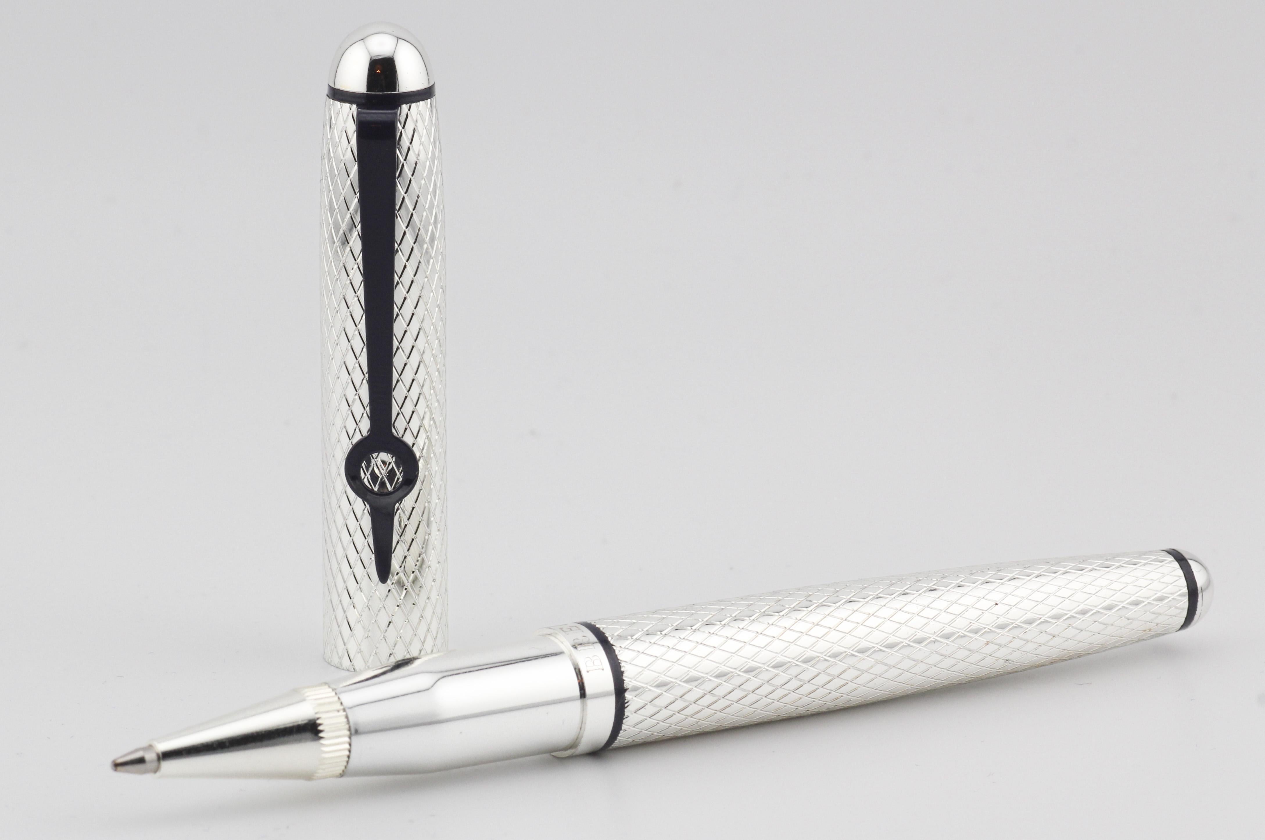 Voici le stylo à bille Breguet Silver, symbole d'un savoir-faire exquis et d'une élégance raffinée. Méticuleusement fabriqué par le célèbre horloger suisse Revere, cet instrument d'écriture incarne le luxe et la sophistication.

Fabriqué en argent