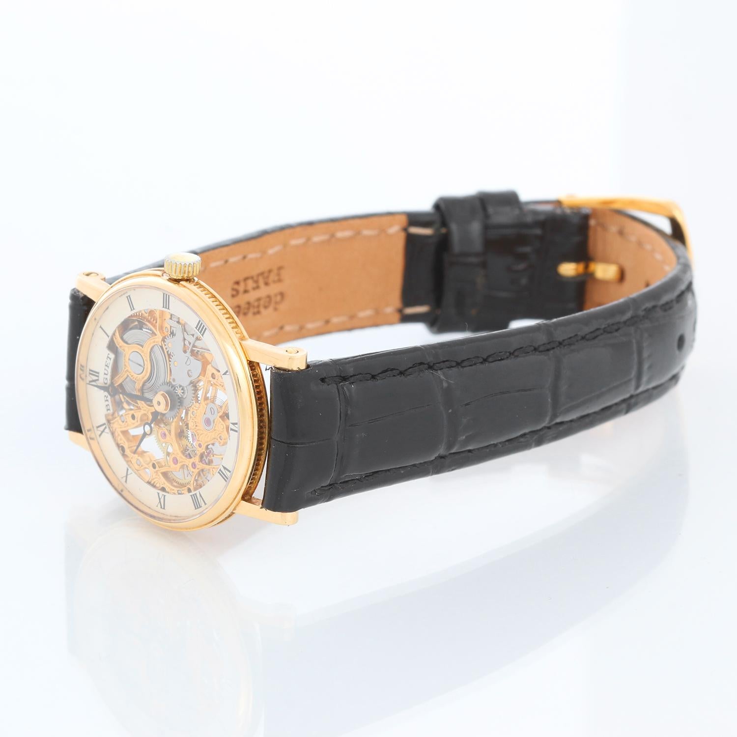 Breguet Skeleton 18k Gelbgold Damenuhr  - Handaufzug. 18K Gelbgoldgehäuse ( 25 mm ). Skelettiertes Zifferblatt mit römischen Ziffern. Schwarzes Lederband mit Dornschließe. Pre-owned mit benutzerdefinierten Box. 