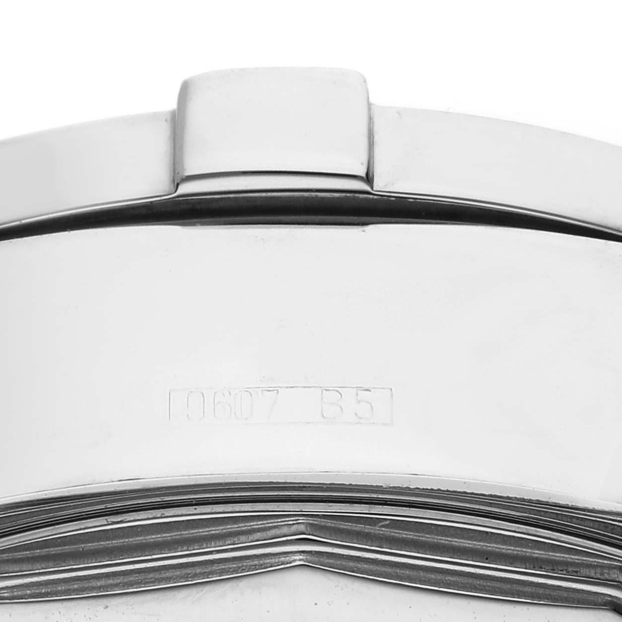 Breitling Aeromarine Superocean Silber Zifferblatt Stahl Herrenuhr A13340 Box Papiere. Automatisches Uhrwerk mit Selbstaufzug. Chronographen-Funktion. Gehäuse aus Edelstahl mit einem Durchmesser von 42 mm. Verschraubte Krone und Drücker aus