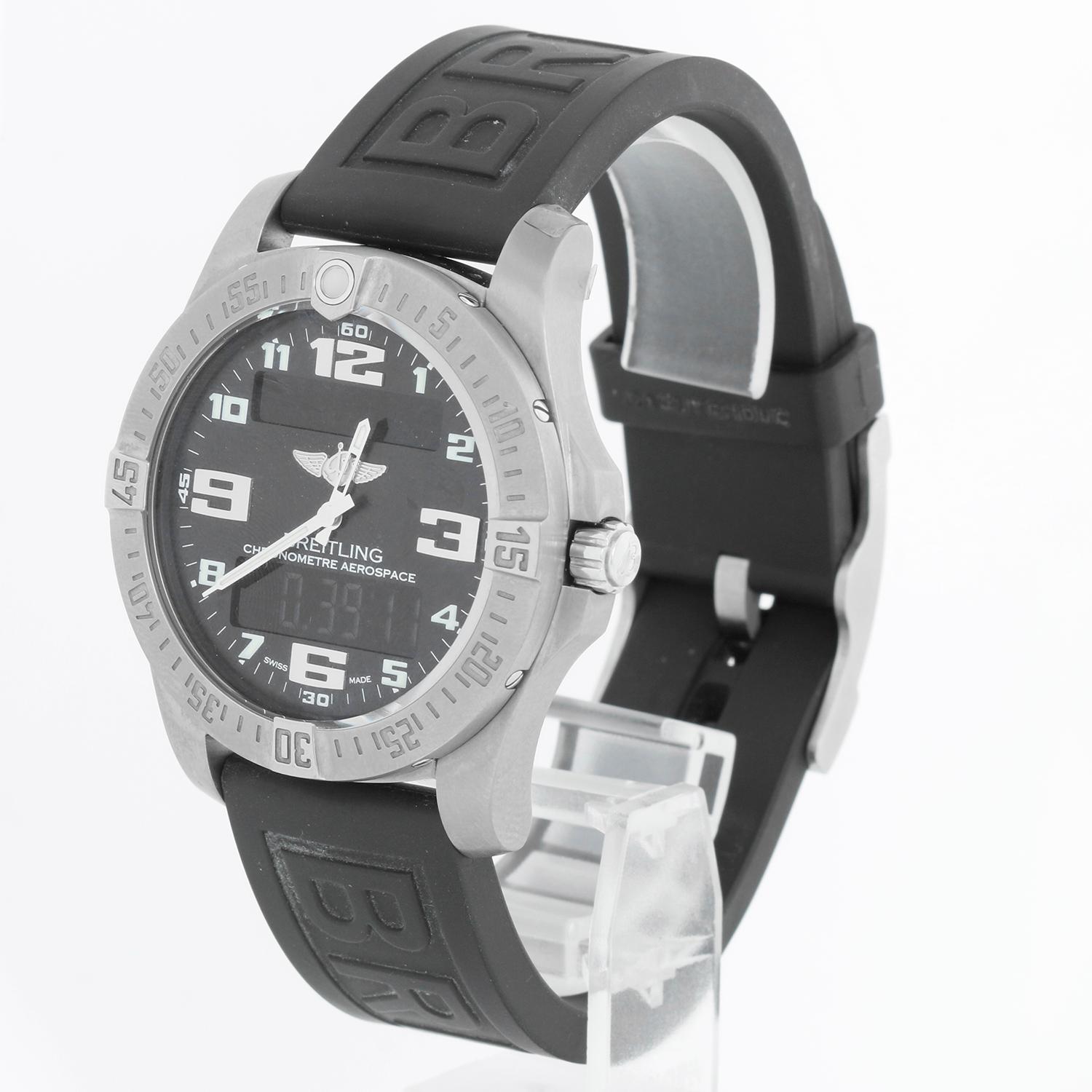 Breitling Aerospace Evo GMT Analog Digital Titanium Herrenuhr E7936310/BC27 - Quarz. Gehäuse aus Titan mit drehbarer Lünette  (43 mm Durchmesser). Luminöse silberfarbene Zeiger und arabische Ziffern mit Minutenmarkierungen um den äußeren Rand und