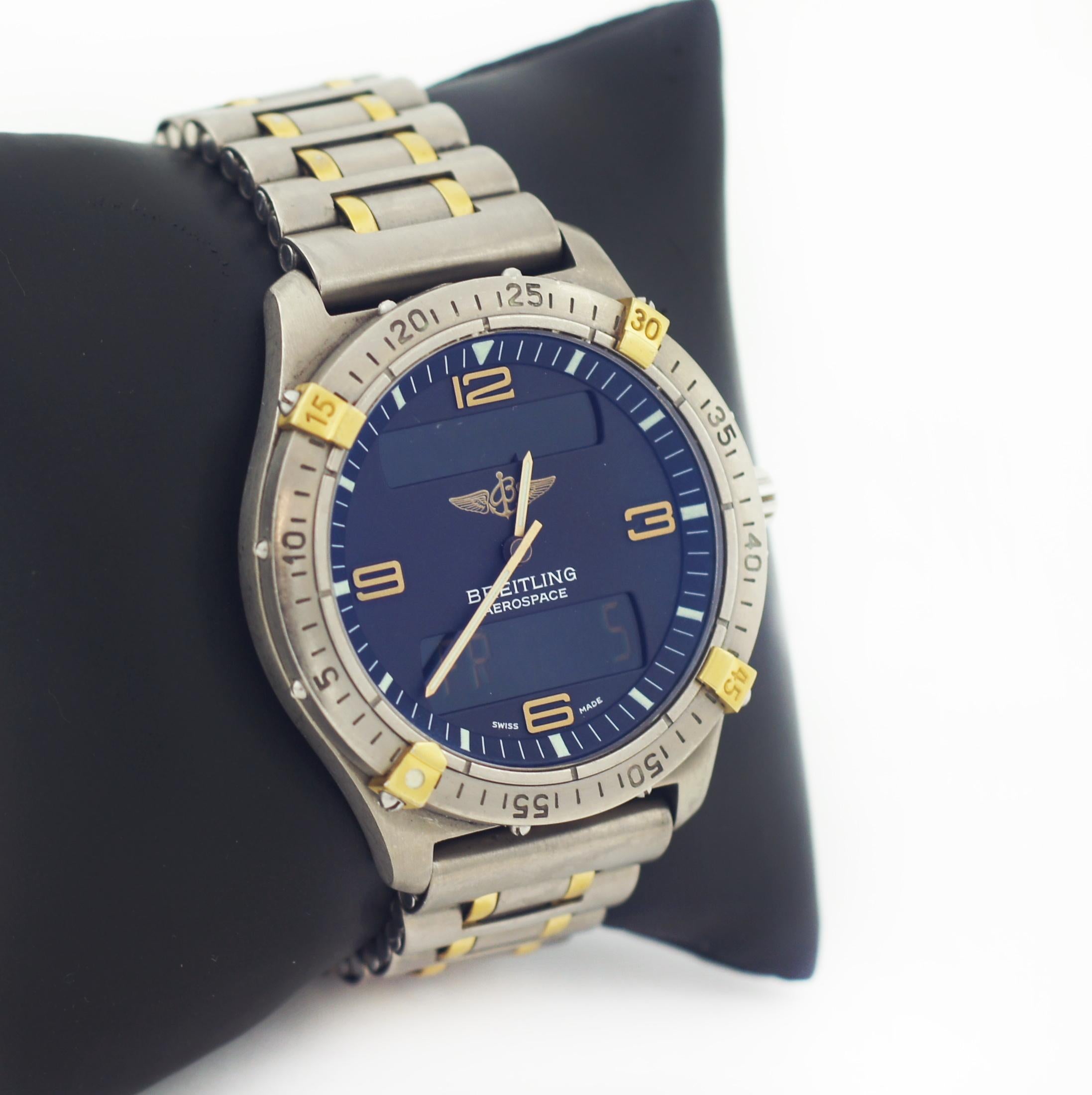 Breitling
Luft- und Raumfahrt
F56062
Titan vergoldet
Ca. 40 mm Gehäuseabmessungen ohne Krone
Saphirglas
Anthrazitfarbenes Zifferblatt mit goldenen Ziffern und weißen Indexen
Schwert Stunden- und Minutenzeiger
Funktionen Alarm, Chronograph,