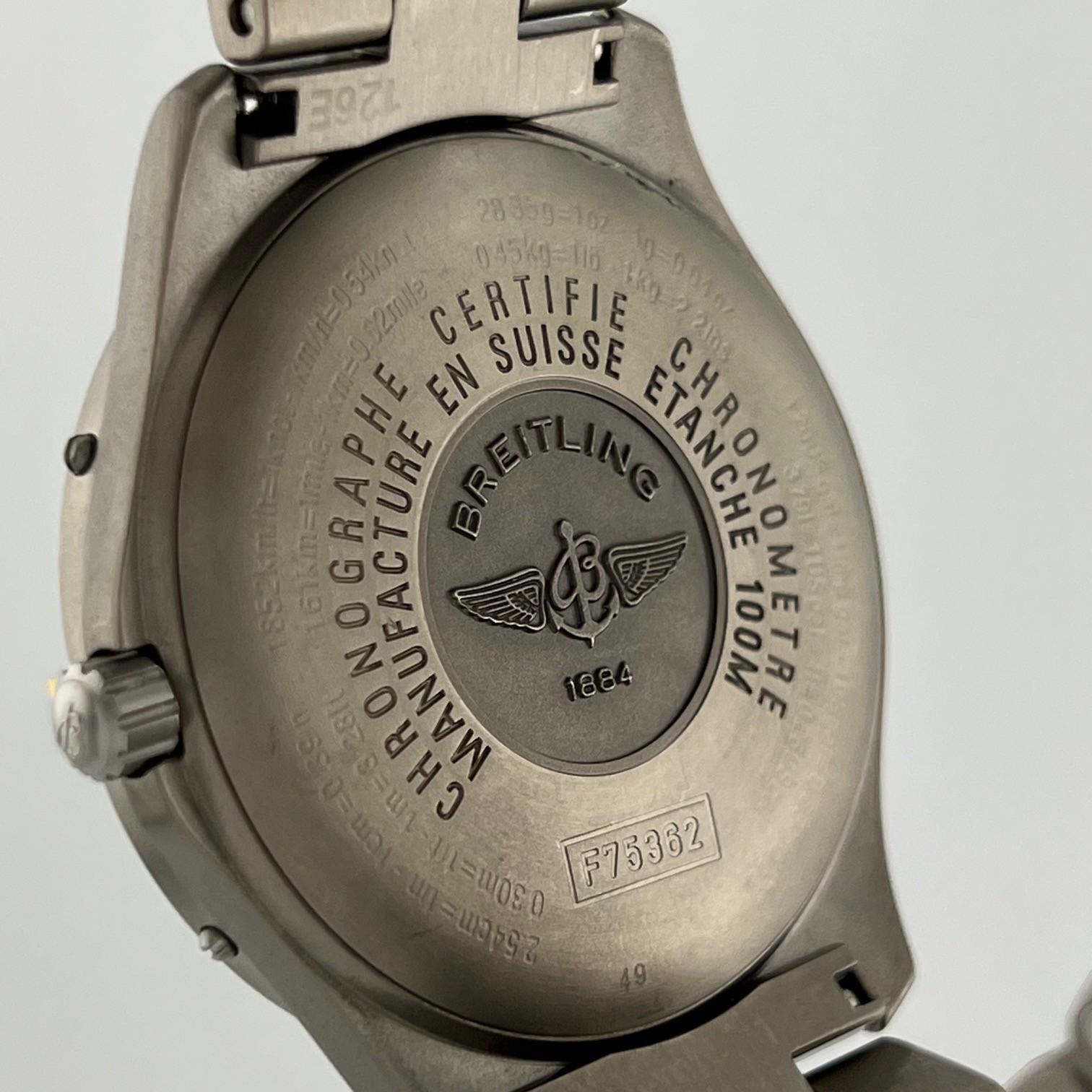 Style Nummer: F75362



Seriennummer: 49****



Jahr: 2003

 

Modell: Breitling Luft- und Raumfahrt

 

Gehäuse MATERIAL: Titan

 

Band: Titan

 

Lünette: Titan mit 15-Minuten-Markierungen aus Gelbgold

 

Zifferblatt: Blau 

 

Kristall: Saphir