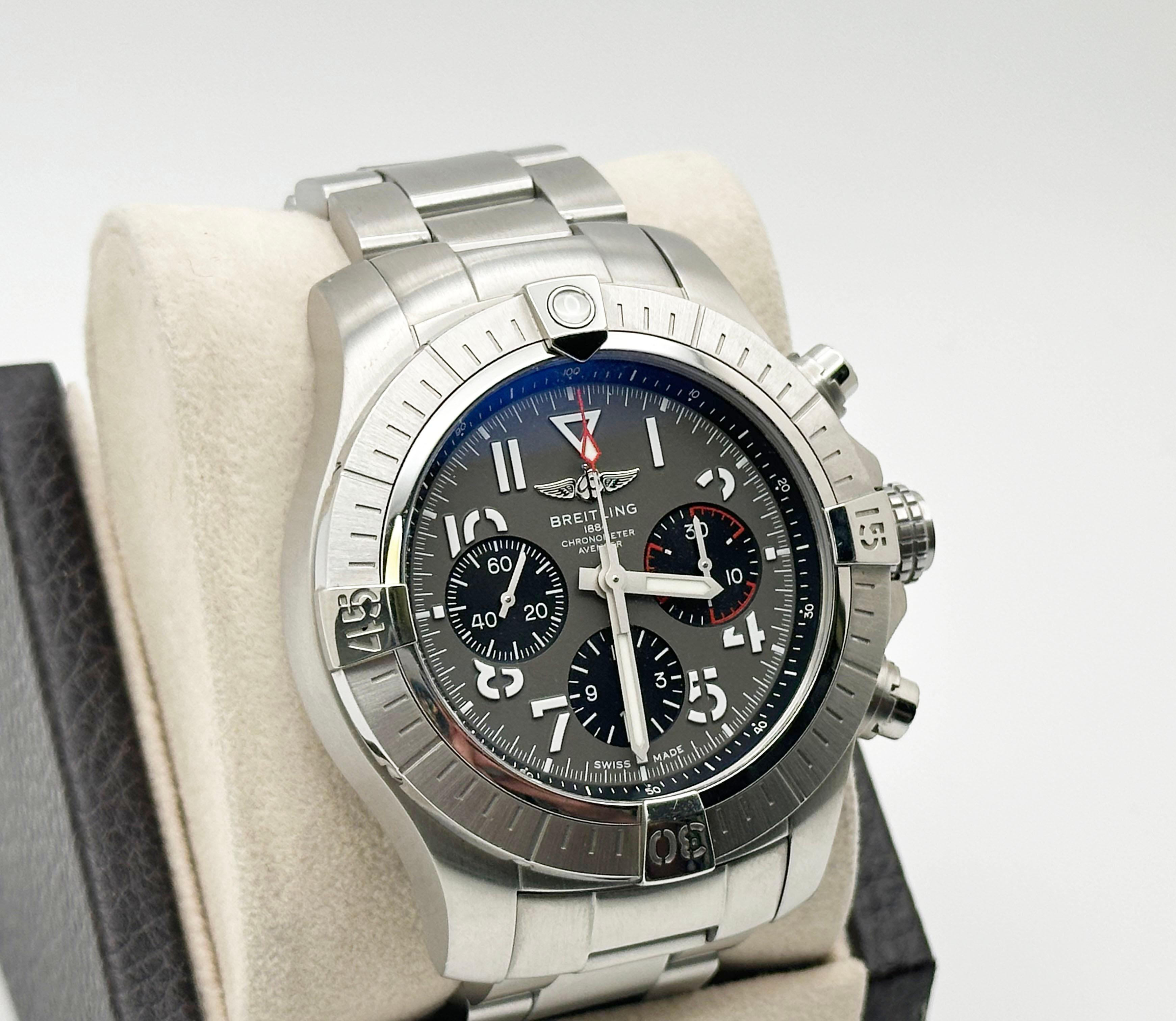 Numero di stile: AB0182

 

Model: Breitling Avenger B01

 

Materiale della cassa: Acciaio inossidabile 

 

Banda:  Acciaio inox 

 

Lunetta:  Acciaio inox 

 

Quadrante: Quadrante grigio 

 

Volto: Cristallo di zaffiro 

 

Dimensioni della