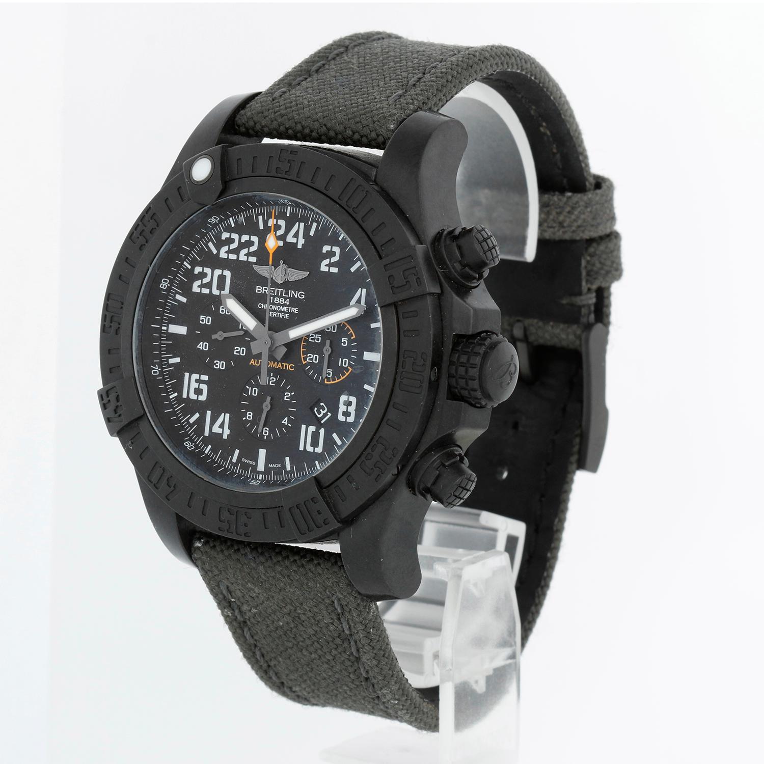 Reloj Breitling Avenger Esfera Negra Crono Hombre XB1210 - Movimiento automático de cuerda automática. Función de cronógrafo.. Caja de titanio negro cepillado (50 mm de diámetro). Esfera árabe negra , apertura de la fecha a las 3. Manecillas