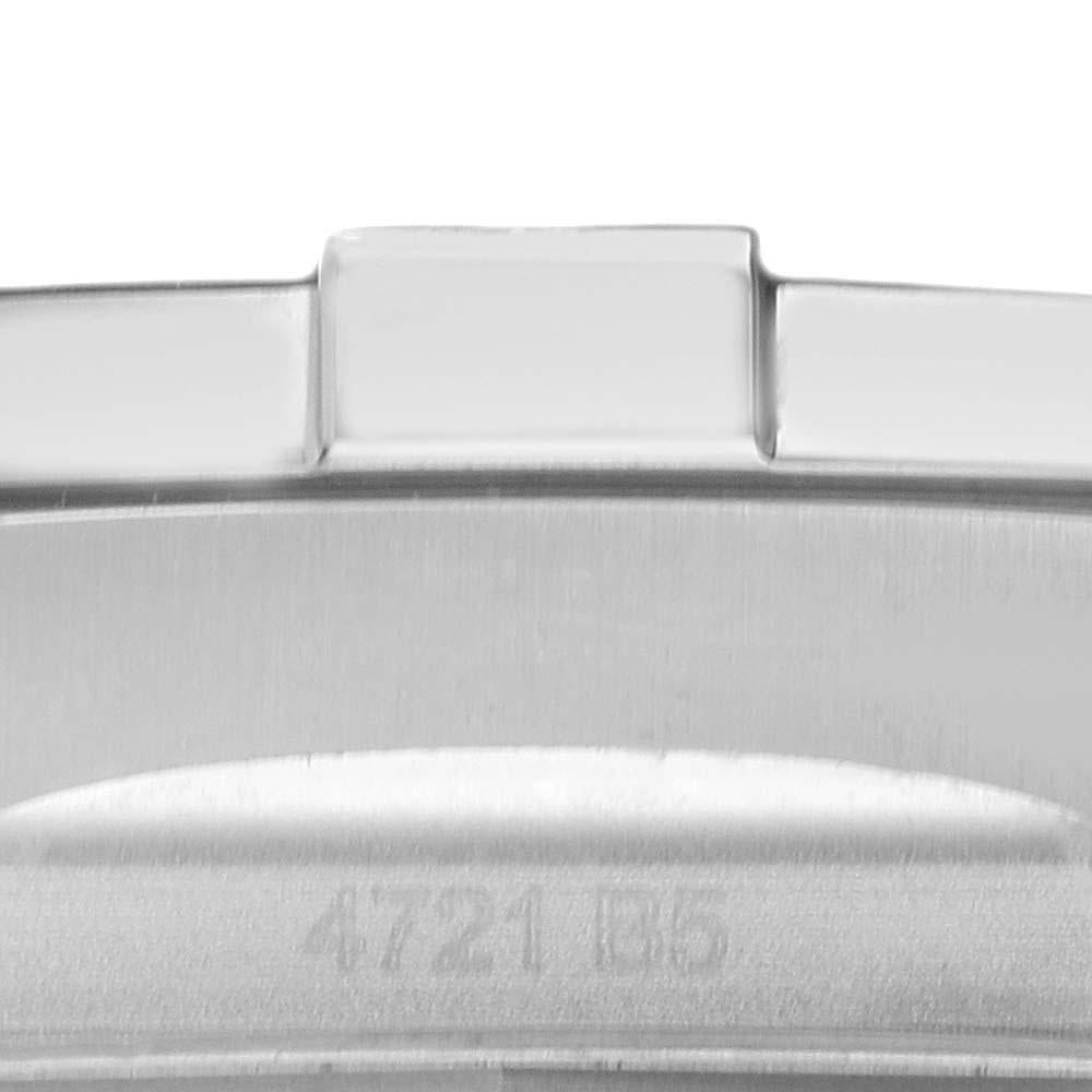 Breitling Avenger Blue Dial Edelstahl Herrenuhr A17318 Box Card. Automatisches Uhrwerk mit Selbstaufzug. Edelstahlgehäuse mit 43.0 mm Durchmesser und verschraubter Krone. Einseitig drehbare Lünette aus Edelstahl. Vier 15-Minuten-Markierungen.