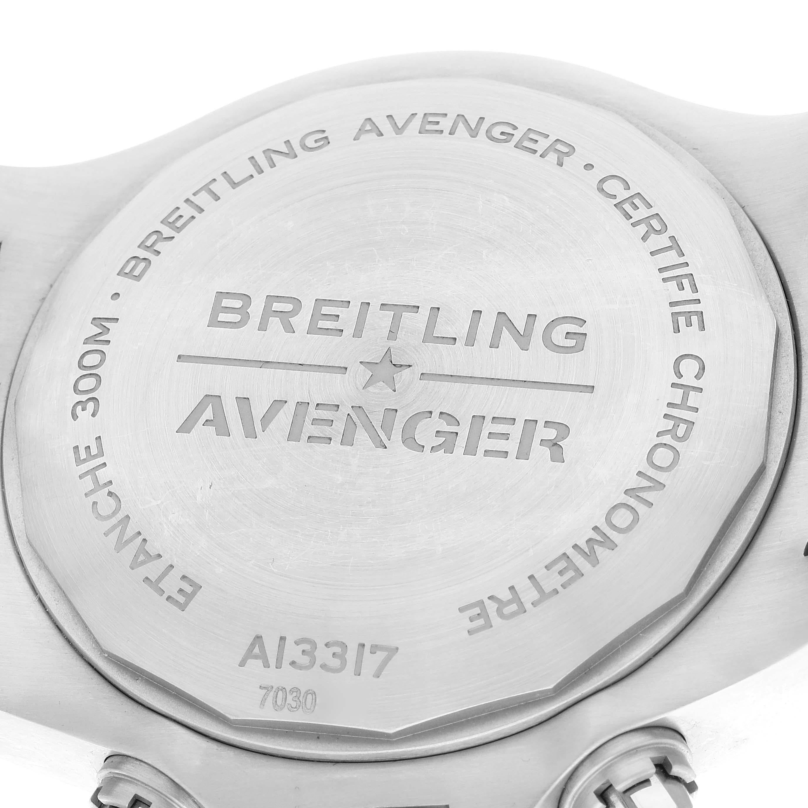Breitling Avenger Chronograph 45 Schwarzes Zifferblatt Stahl Herrenuhr A13317 Ungetragen im Angebot 3