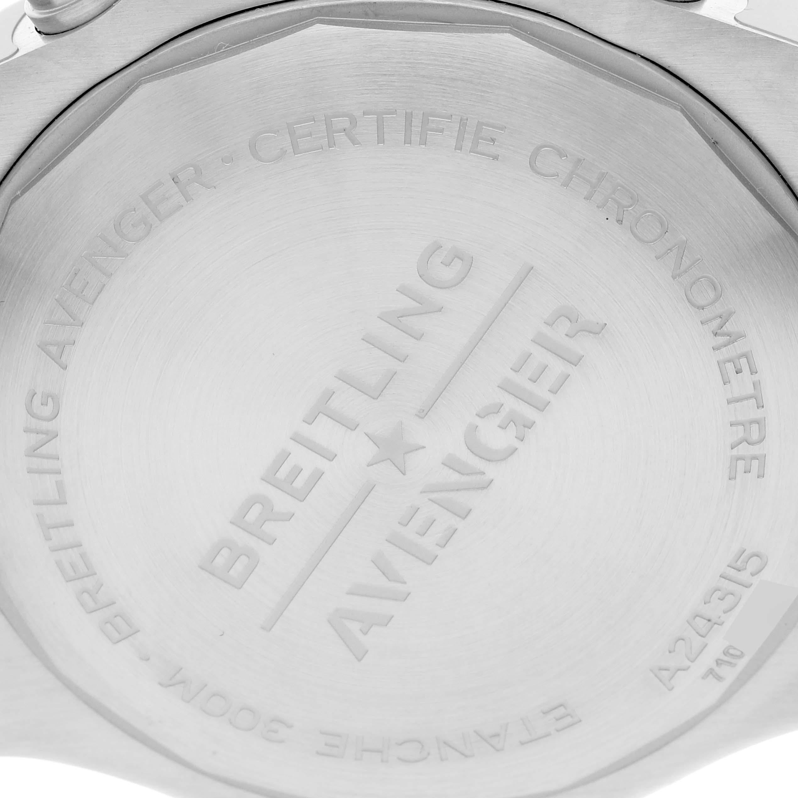 Breitling Avenger Chronograph GMT 45 Stahl Herrenuhr A24315 Box Card im Zustand „Hervorragend“ im Angebot in Atlanta, GA