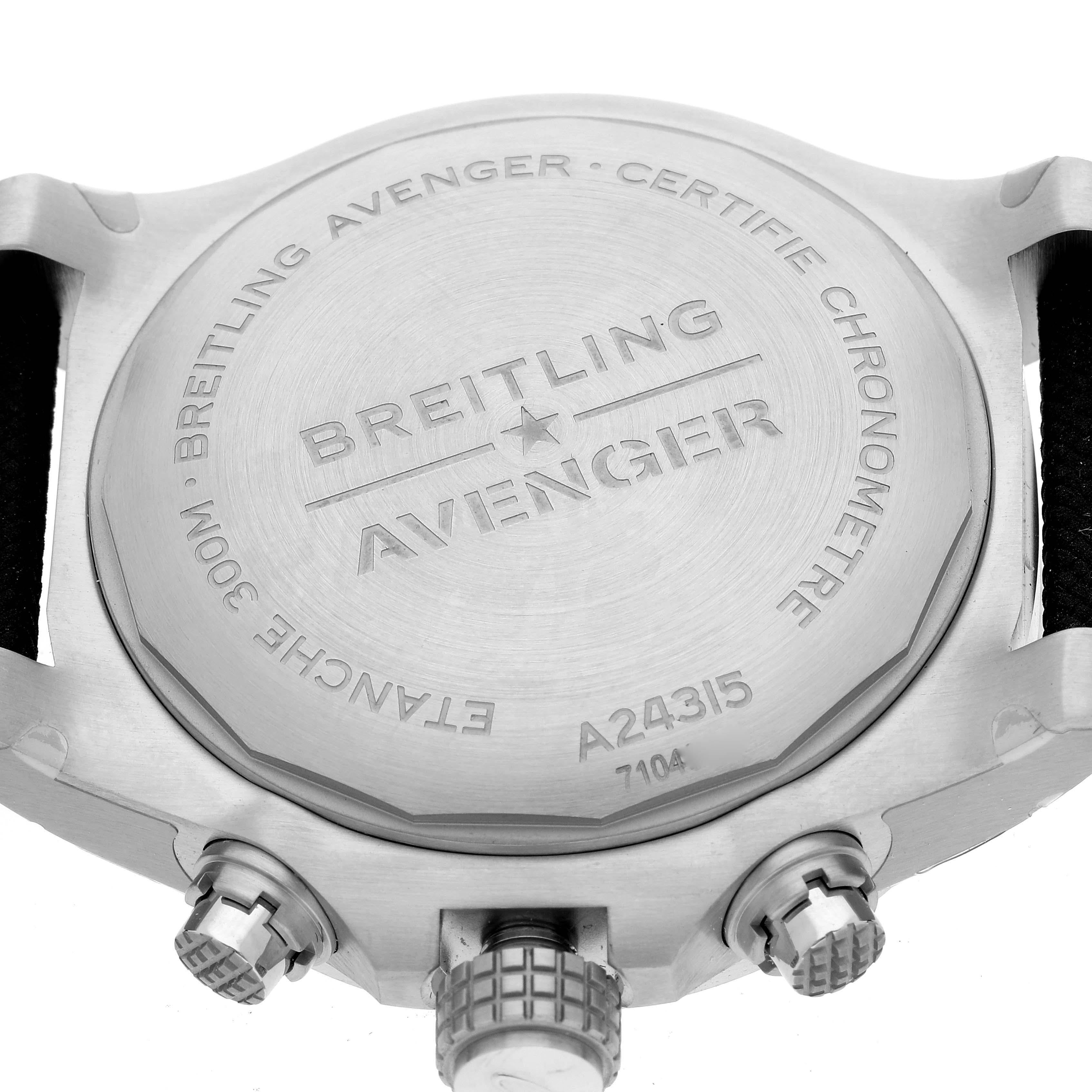 Breitling Avenger Chronograph GMT 45 Stahl-Herrenuhr A24315 Ungetragen im Angebot 4