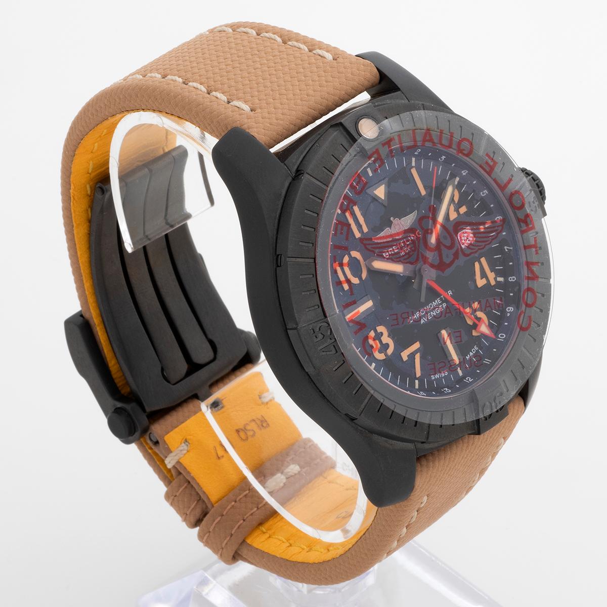 Notre Breitling Avenger GMT night mission, référence V32395, présente un boîtier en titane de 45 mm avec cadran d'inspiration militaire et aiguille rouge du second fuseau horaire GMT, avec bracelet textile/cuir d'origine et boucle déployante.