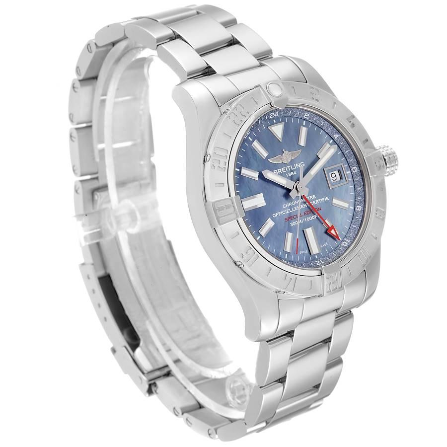 Herrenuhr A32390 GMT mit blauem Perlmutt-Zifferblatt von Breitling Avenger II im Zustand „Hervorragend“ im Angebot in Atlanta, GA