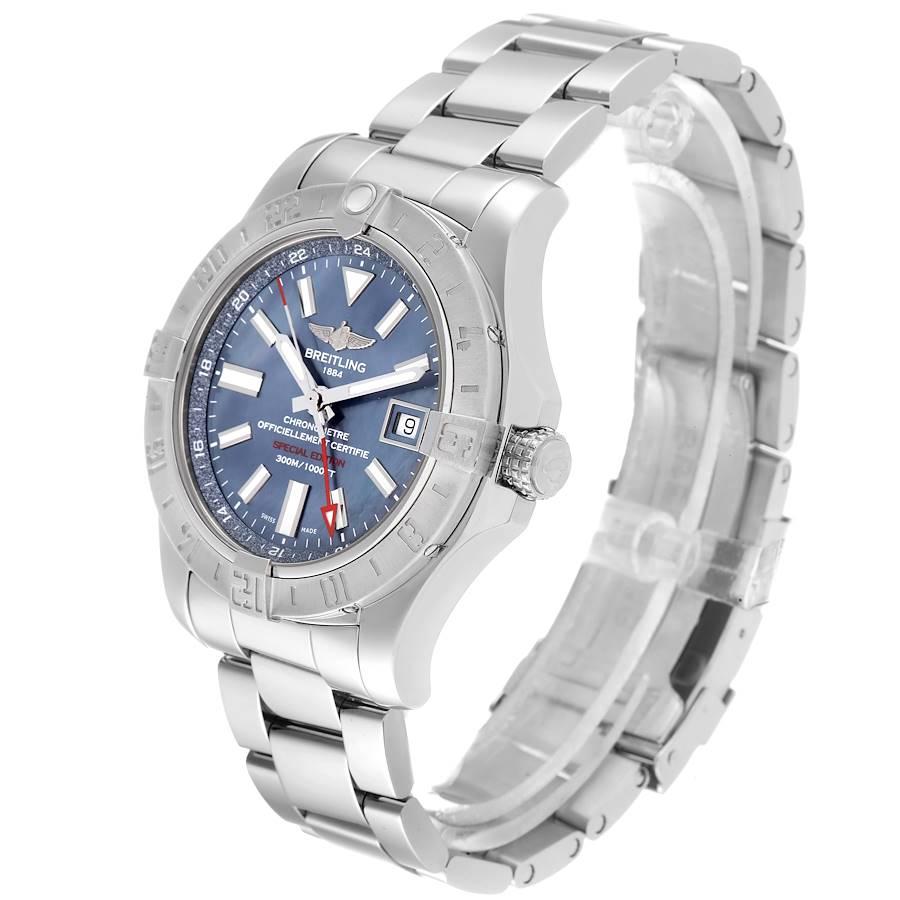 Herrenuhr A32390 GMT mit blauem Perlmutt-Zifferblatt von Breitling Avenger II im Angebot 1