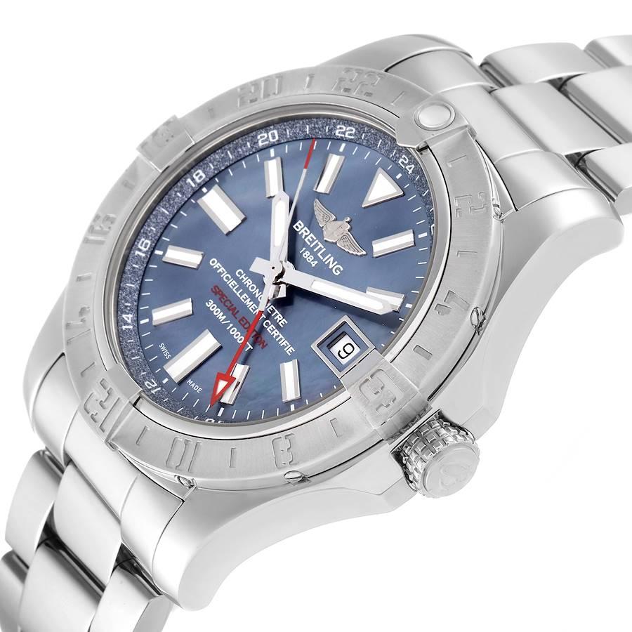 Herrenuhr A32390 GMT mit blauem Perlmutt-Zifferblatt von Breitling Avenger II im Angebot 2