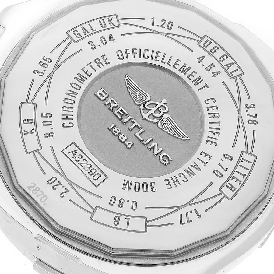 Herrenuhr A32390 GMT mit blauem Perlmutt-Zifferblatt von Breitling Avenger II im Angebot 4