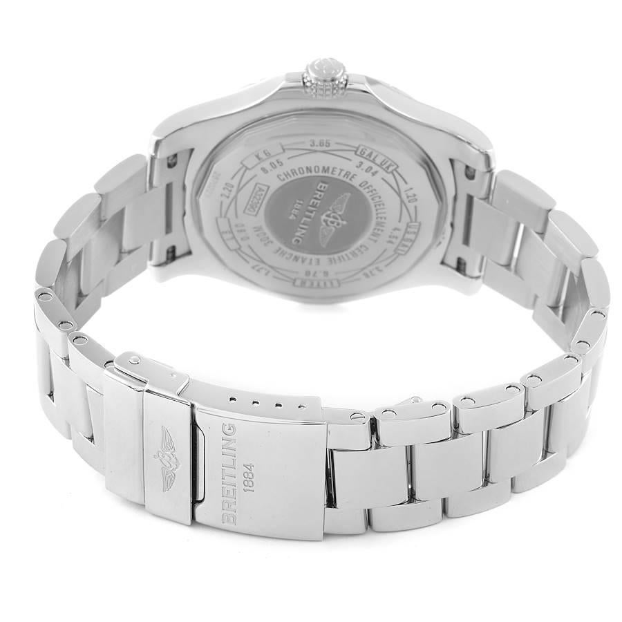 Herrenuhr A32390 GMT mit blauem Perlmutt-Zifferblatt von Breitling Avenger II im Angebot 5