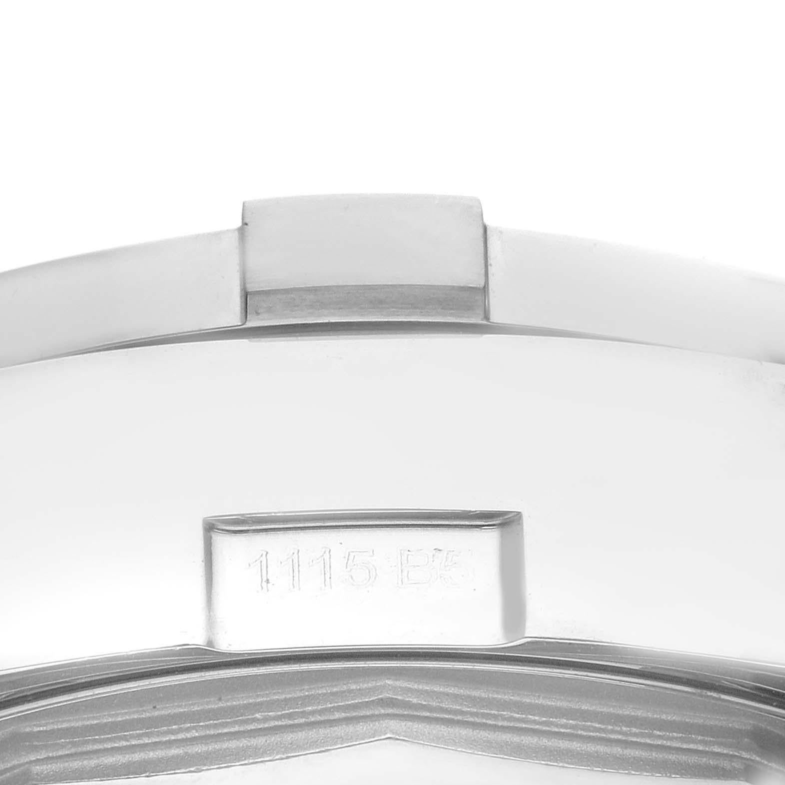 Breitling Avenger II Weißes Zifferblatt Stahl Herrenuhr A13381 Box Card. Automatisches Uhrwerk mit Selbstaufzug. Chronographen-Funktion. Edelstahlgehäuse mit 43 mm Durchmesser, verschraubter Krone und Drückern. Einseitig drehbare Lünette aus