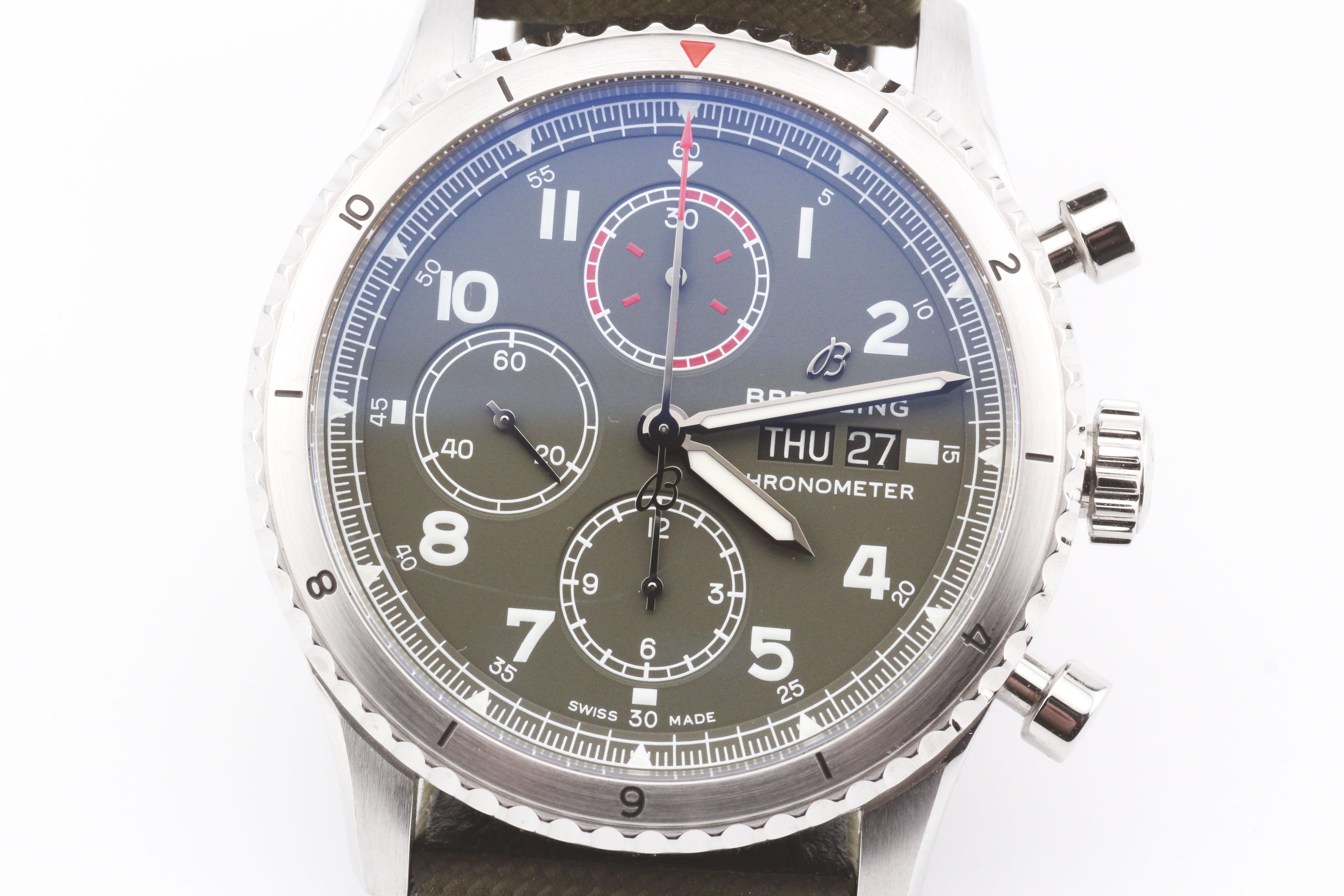 Die Breitling Aviator 8 Curtiss Warhawk Automatik-Chronograph 43mm Uhr ist eine eindrucksvolle Hommage an die Luftfahrtgeschichte, inspiriert vom legendären Curtiss P-40 Warhawk Kampfflugzeug. Dieser Zeitmesser verbindet nahtlos die Ästhetik des