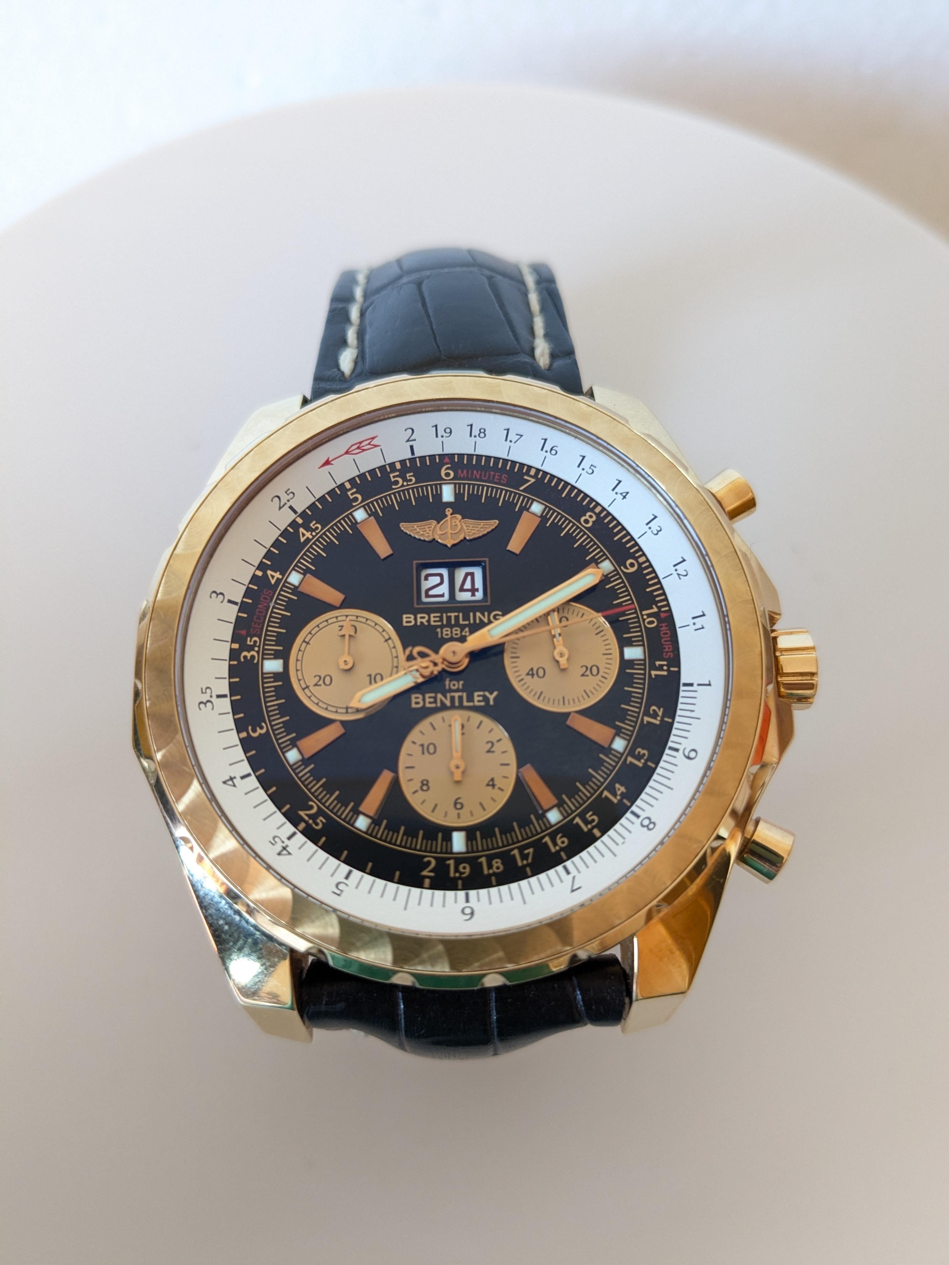 Breitling Bentley Motors GT Weißes Zifferblatt Gelbgold Herrenuhr  Automatisches, offiziell zertifiziertes Chronometerwerk mit Selbstaufzug. Chronographenfunktion. Gehäuse aus 18 Karat Gelbgold mit einem Durchmesser von 44,8 mm. Verschraubter