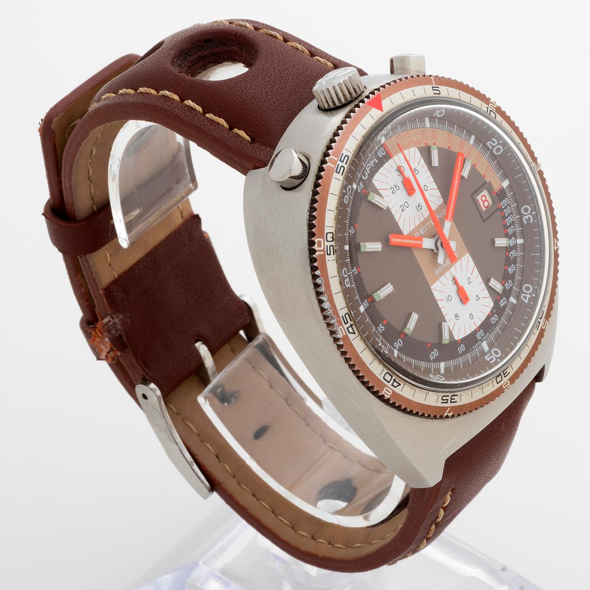 Il nostro cronografo Breitling con data, referenza 7101, noto anche come Bullhead, Pupitre e Pult, è dotato di un movimento Valjoux 7740 a carica manuale, racchiuso in una cassa in acciaio inossidabile da 42 mm. Lo stile Bullhead, con pulsanti crono
