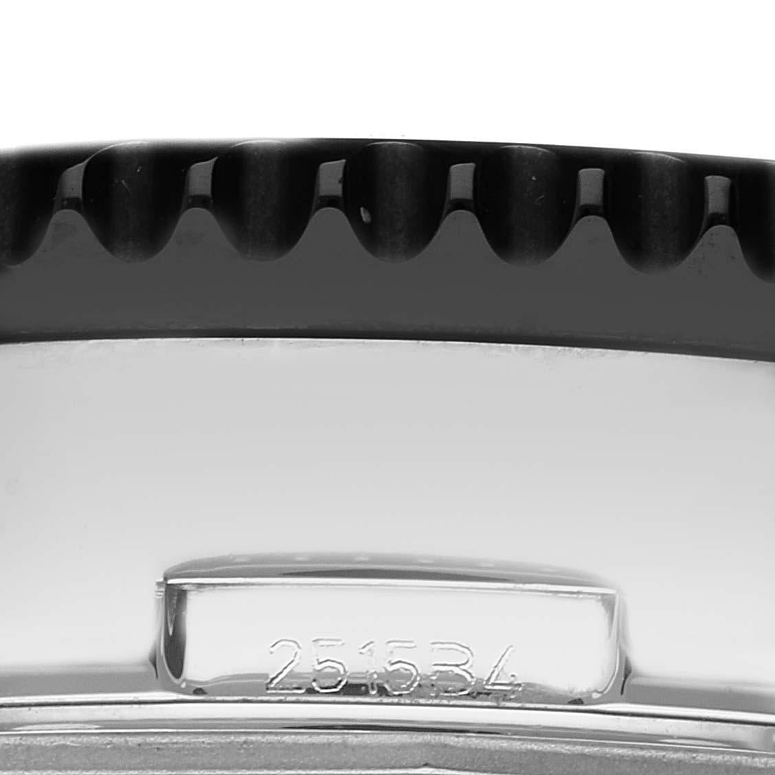 Breitling Chronoliner Schwarzes Zifferblatt Stahl Herrenuhr Y24310 Box Card. Automatisches, offiziell zertifiziertes Chronometerwerk mit Selbstaufzug. Chronographen-Funktion. Gehäuse aus Edelstahl mit einem Durchmesser von 46 mm. Breitling-Logo auf
