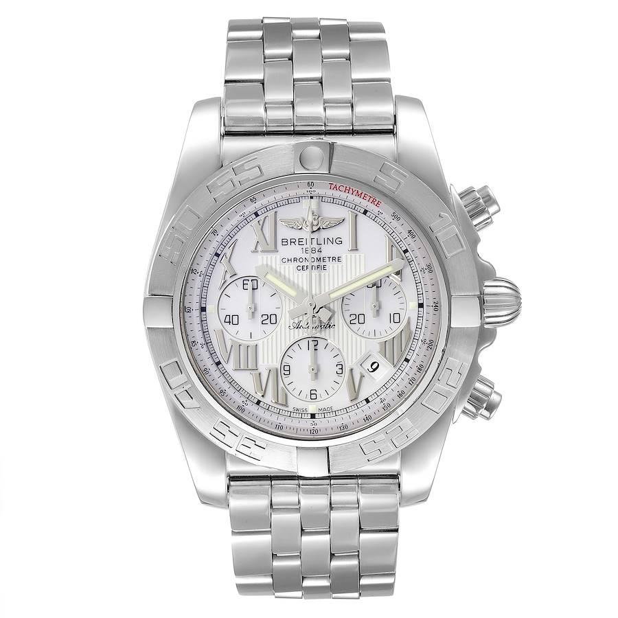 Breitling Chronomat 01 Weißes Zifferblatt Stahl Herrenuhr AB0110 Box Papiere. Automatisches, offiziell zertifiziertes Chronometerwerk mit Selbstaufzug. Chronographen-Funktion. Edelstahlgehäuse mit 43,5 mm Durchmesser, verschraubter Krone und