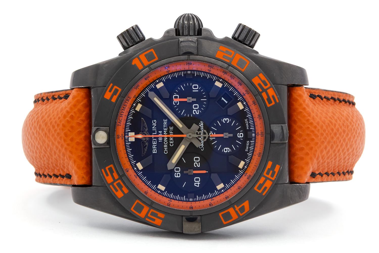 Siamo lieti di offrirti questo orologio Breitling Chronomat 44 Raven MB0111. Audace, tecnico e inconfondibilmente Breitling, il Chronomat 44 Raven MB0111 è una straordinaria edizione speciale che unisce prestazioni robuste e design vivace. La cassa