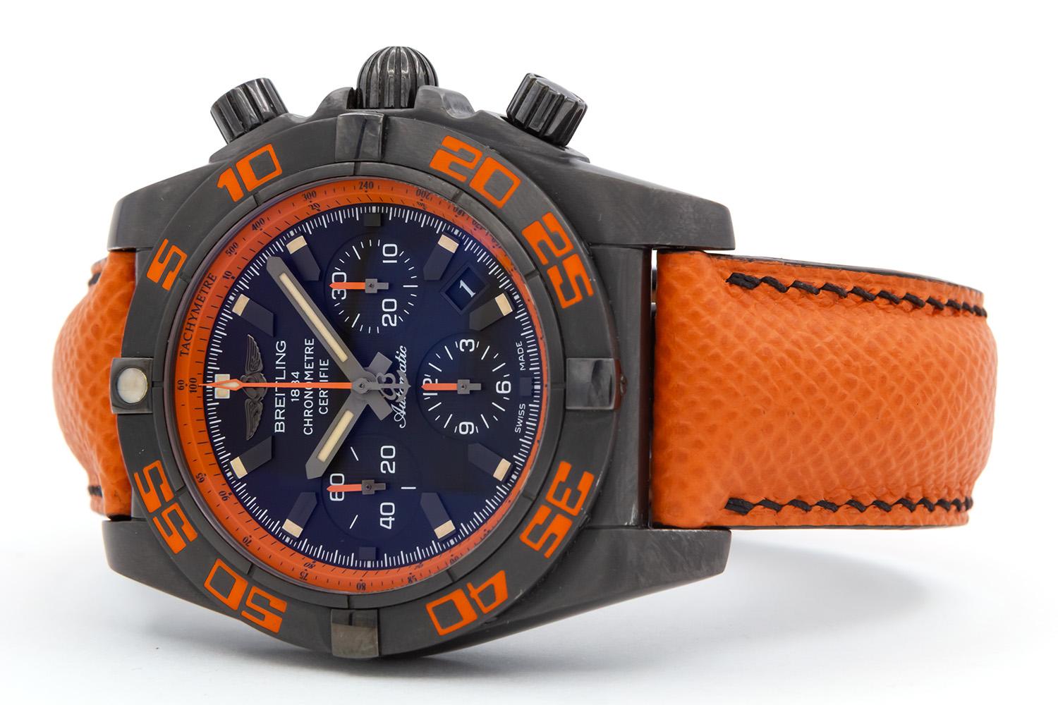 Contemporaneo Breitling Chronomat 44 Raven Nero PVD Acciaio e Arancione MB0111 Scatola e Documenti in vendita