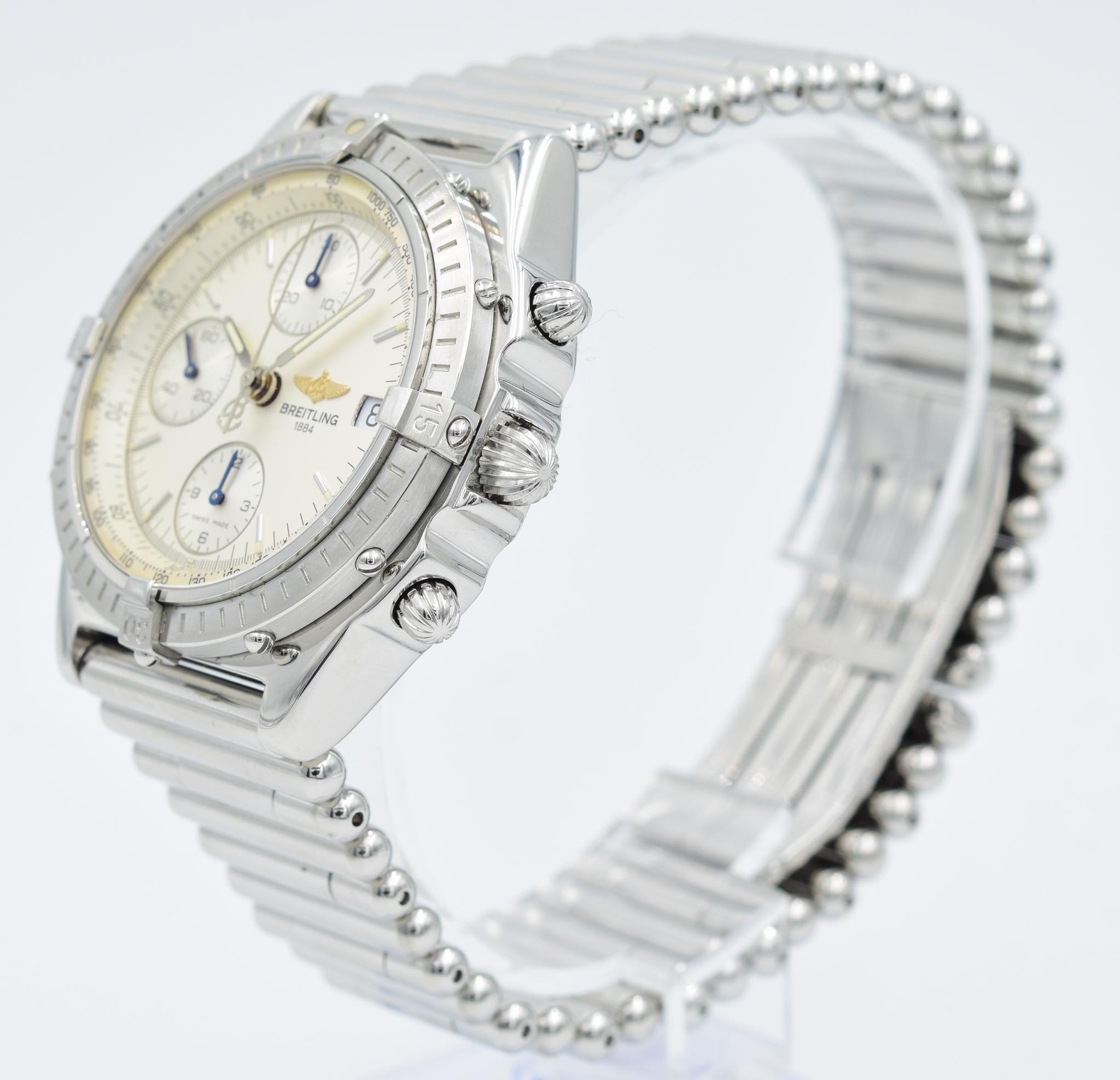 Diese Breitling Chronomat Limited Anniversary Edition wurde vor kurzem in unserem Geschäft eingetauscht und ist in sehr gutem Zustand. Dieses Stück kommt mit der Originalbox und den Papieren. Die Box hat normale Schäden aufgrund des Alters des