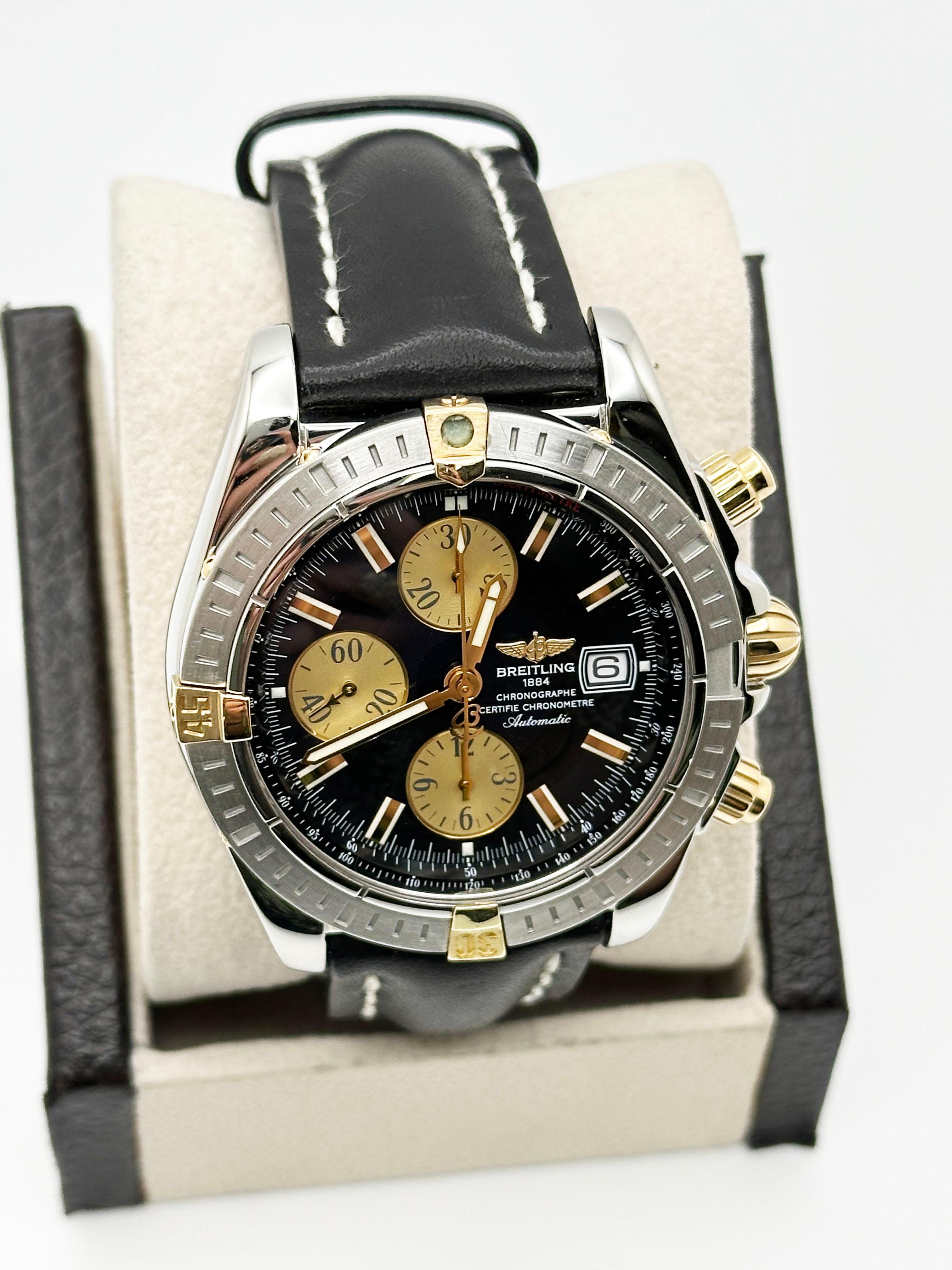 Número de estilo: B13356

 

Model No: Breitling Chronomat Evolution 

 

Material de la caja: Acero inoxidable 

 

Correa: Correa de piel 

 

Bisel: Acero inoxidable con detalles de oro amarillo de 18 quilates

 

Dial:  Esfera negra 

 

Cara: