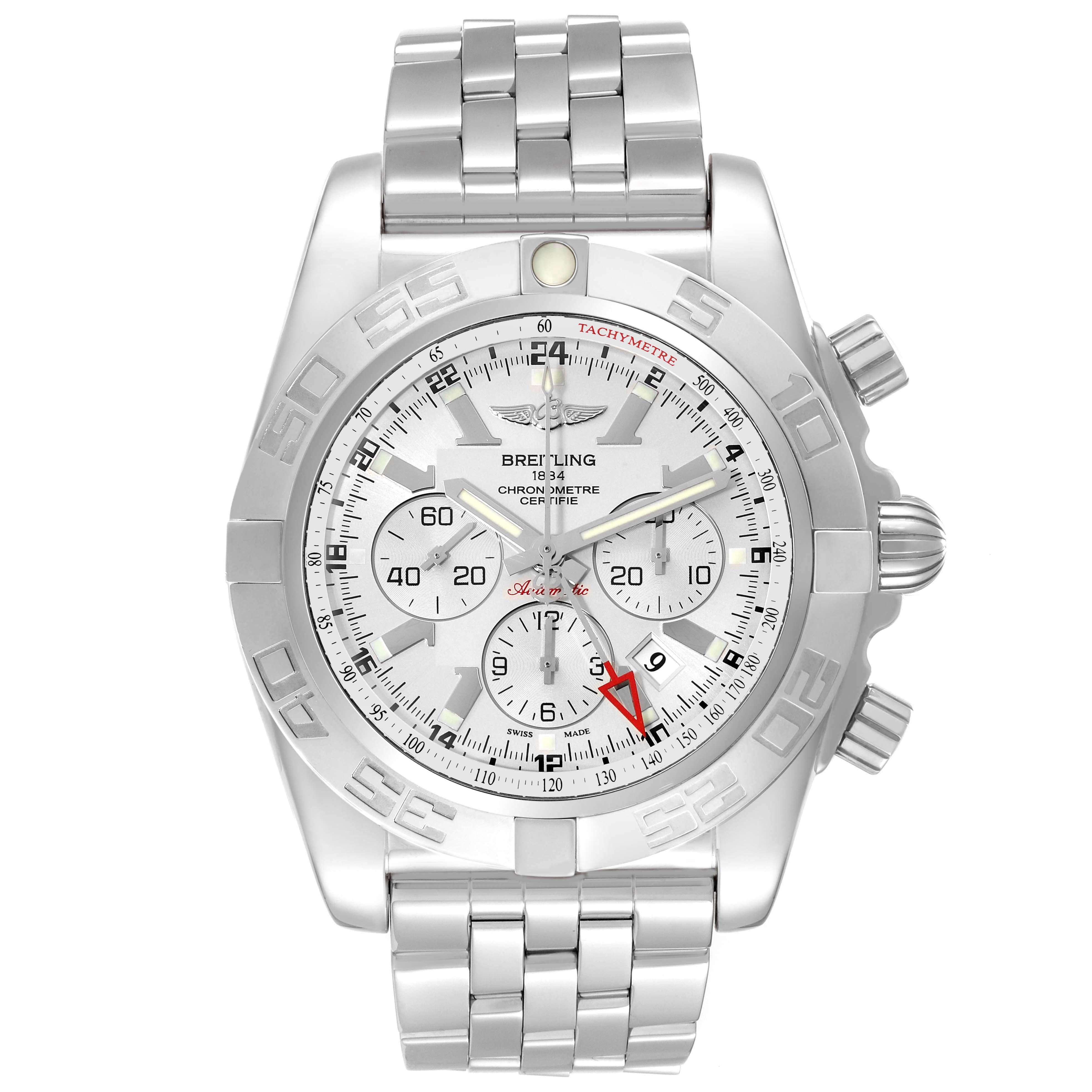 Breitling Chronomat GMT Steel Silver Dial Mens Watch AB0410 Box Papers. Mouvement automatique à remontage automatique, officiellement certifié chronomètre. Fonction chronographe. Fonction GMT. Boîtier en acier inoxydable de 47.0 mm de diamètre avec