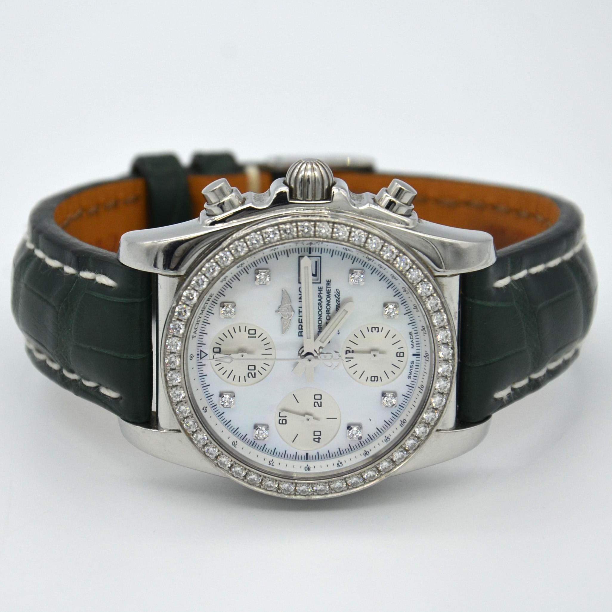 Breitling Chronomat, numéro de référence : A13310 ; 38mm Boîtier en acier inoxydable, cadran en nacre d'usine avec mouvement automatique avec chronographe et date, lunette en acier inoxydable avec diamants et  Les index sont montés sur un bracelet