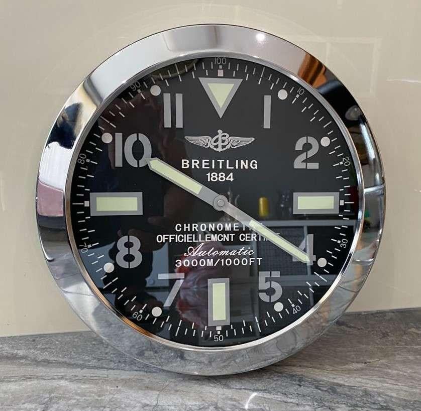 Breitling Chronometer Luxury Fluted Bezel Luminous Wall Clock In Good Condition For Sale In Nottingham, GB