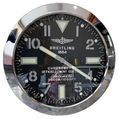 Horloge murale lumineuse Breitling de luxe à lunette cannelée