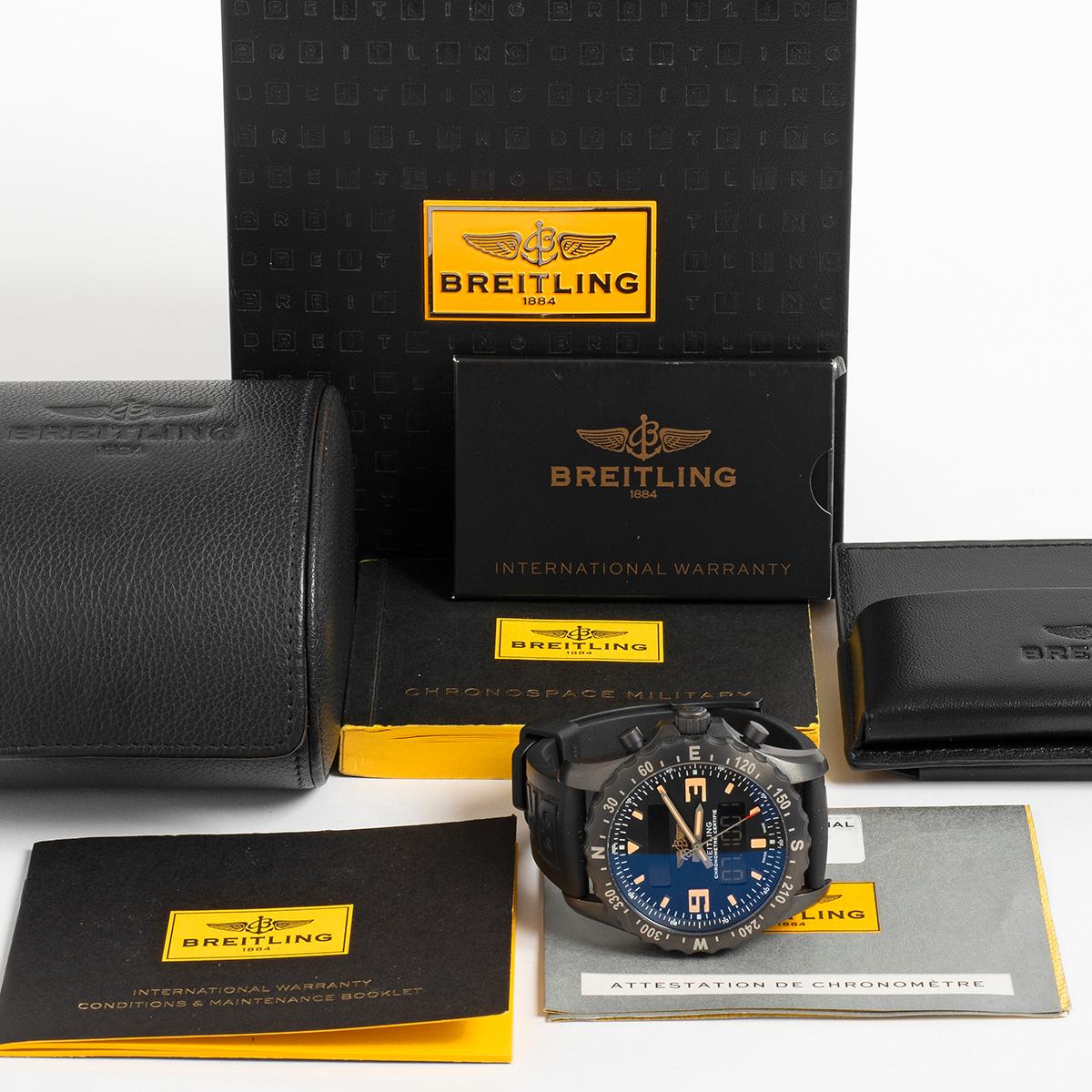 Il nostro raro Breitling Chronospace Military, referenza M7836622/BD39, ha una cassa Breitling da 46 mm in acciaio nero con funzioni multiple di cronografo analogico/digitale. È dotato di un cinturino in gomma Breitling con fibbia ad ardiglione.
