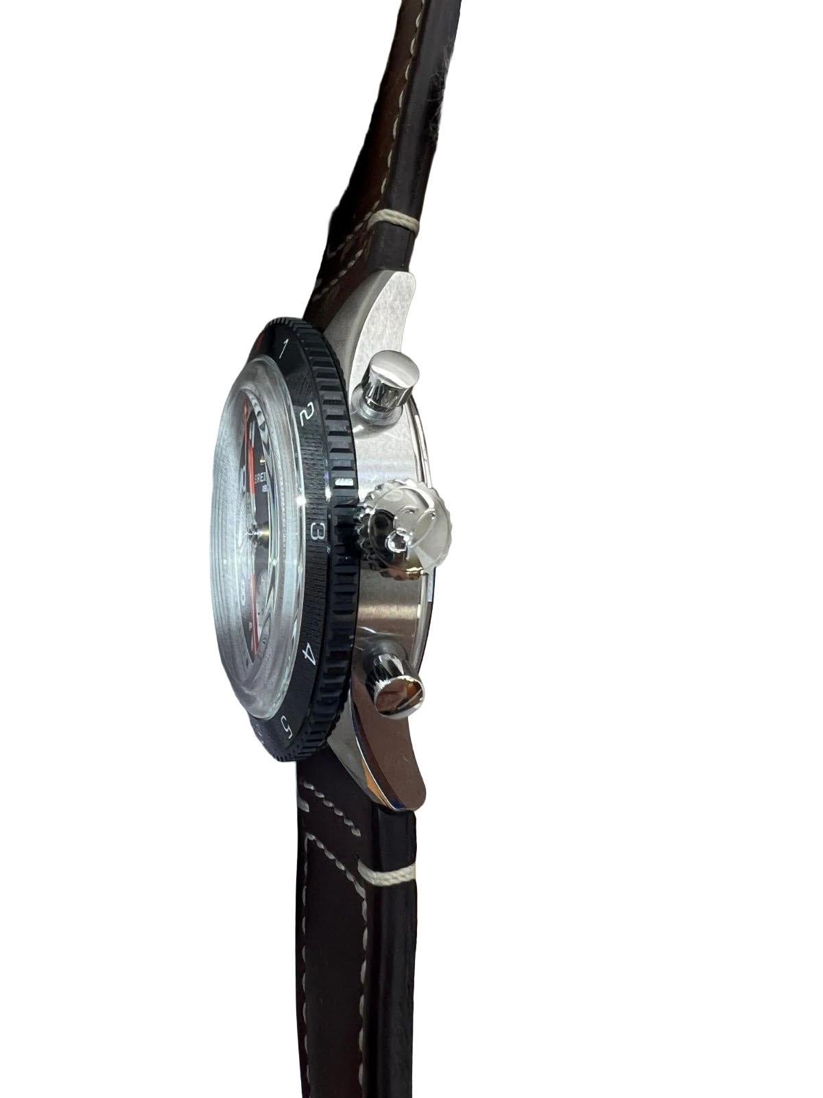 Die Breitling Classic Avi ist ein stilvoller und hochwertiger Zeitmesser, der zu jedem Anlass passt und Eleganz mit robuster Funktionalität verbindet. Sie ist aus robustem Edelstahl gefertigt und verfügt über ein elegantes silberfarbenes Gehäuse und