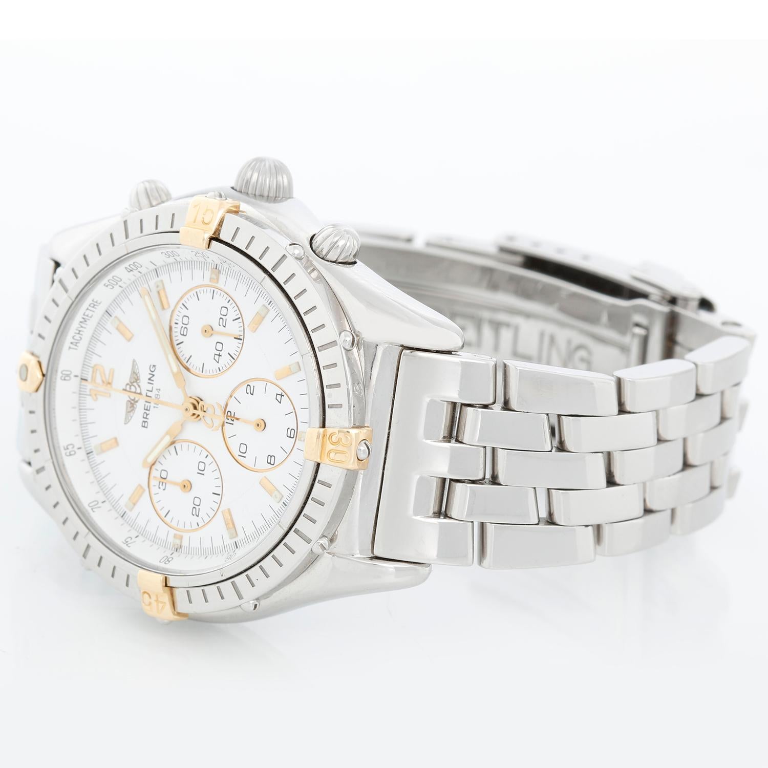 Breitling Cockpit Chrono  Herrenuhr B30011 - Chronograph mit automatischem Aufzug. Edelstahlgehäuse mit Stahllünette (37 mm). Weißes Zifferblatt mit Indexen, Stunden-, Minuten- und Sekundenzähler sowie Datum. Breitling-Armband aus Edelstahl; passt