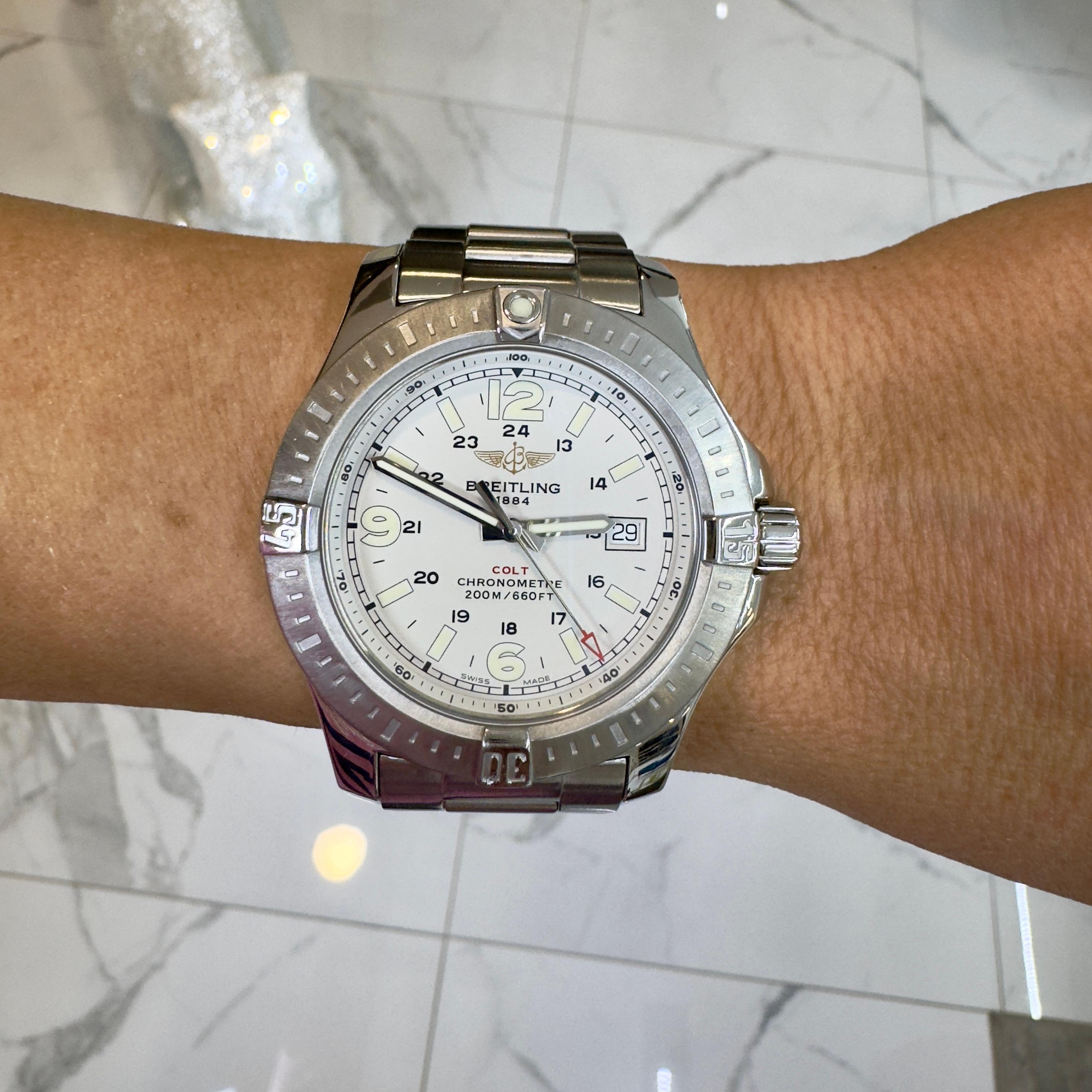 Breitling Colt 44MM A74388 Orologio al quarzo con quadrante argentato e acciaio inossidabile in vendita 4