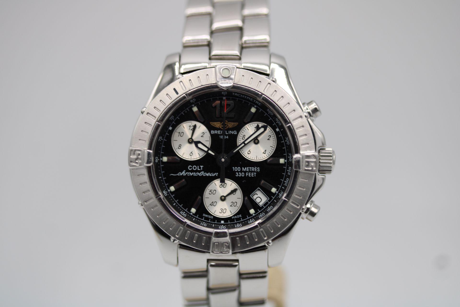 Diese Breitling Colt wird mit den Originalpapieren von 1999, den Handbüchern und der Breitling-Servicetasche sowie mit unserer 12-monatigen Garantie angeboten.

Diese Breitling Colt, Modell A53350, verfügt über ein 41-mm-Edelstahlgehäuse, eine