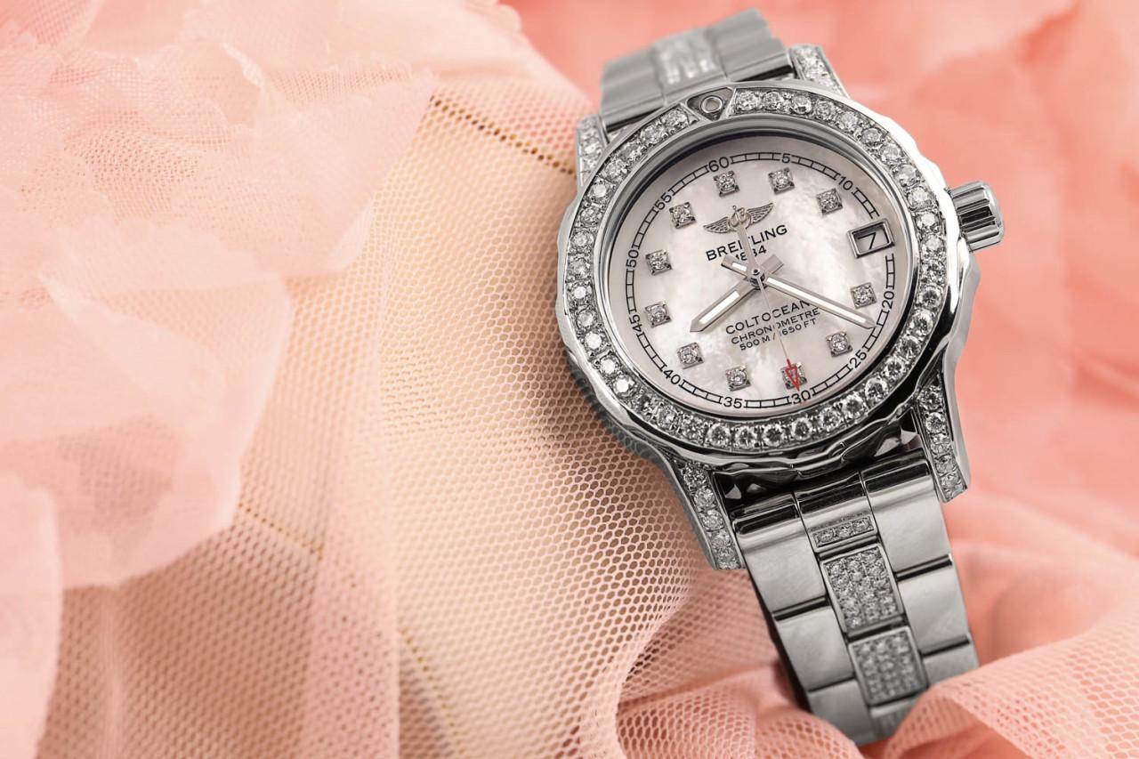 Breitling Colt Oceane 33mm acier inoxydable Diamond Ladies Watch A77387 Mouvement à quartz. Boîtier en acier inoxydable de 33.0 mm de diamètre. Épaisseur : 11,6 mm. Logo Breitling sur une couronne. Verre saphir résistant aux rayures. Cadran nacre