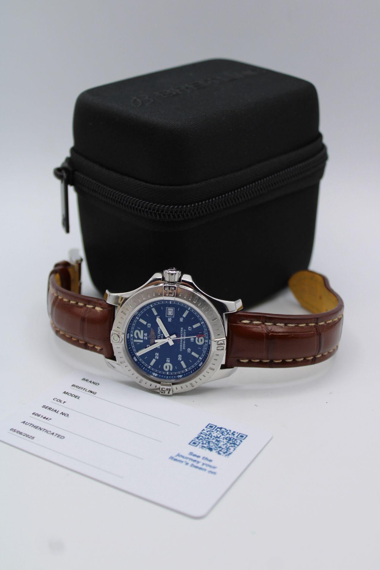 Breitling Colt Quarz A7438811  44mm  Blaues Zifferblatt  Box & Riemen  Poliert  12-Monats-Garantie
Diese Breitling Colt Quartz A7438811 ist eine kühne und robuste Uhr, die für Präzision und Alltagstauglichkeit gebaut wurde. Sie wird in einem
