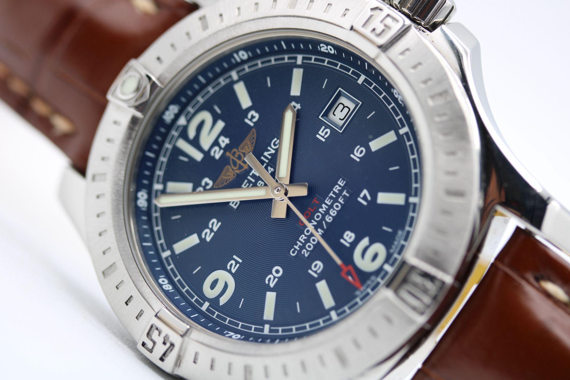 Breitling Colt Quarz A7438811  44mm  Blaues Zifferblatt  Box & Riemen Herren im Angebot