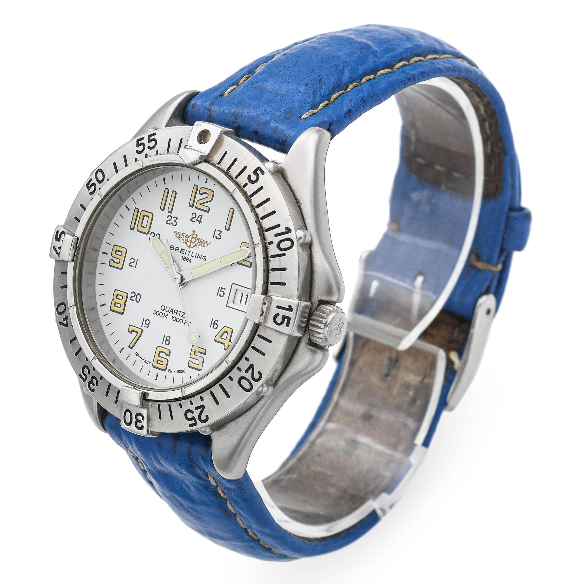 El Breitling Colt Ref. El A57035 es un reloj de cuarzo clásico de 38 mm que ejemplifica el compromiso de la marca con la precisión y la durabilidad. Presentado en la década de 1990, este modelo tiene caja de acero inoxidable, cristal de zafiro y