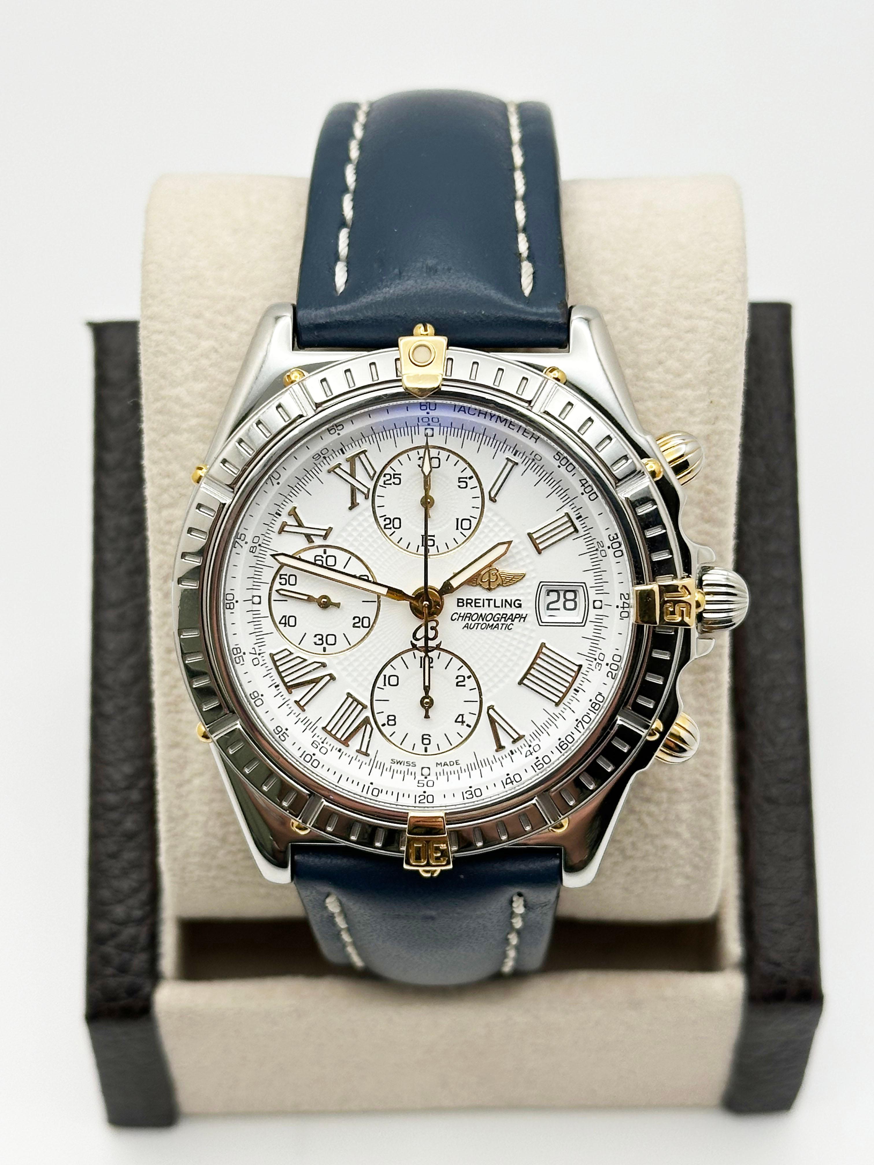 Stilnummer: B13055

 

Modell: Breitling Seitenwind

 

MATERIAL des Gehäuses: Rostfreier Stahl 

 

Band: Blaues Lederband 

 

Lünette: Edelstahl und 18K Gelbgold

 

Wählen:  Weißes römisches Zifferblatt 

 

Gesicht: Saphirglas 

