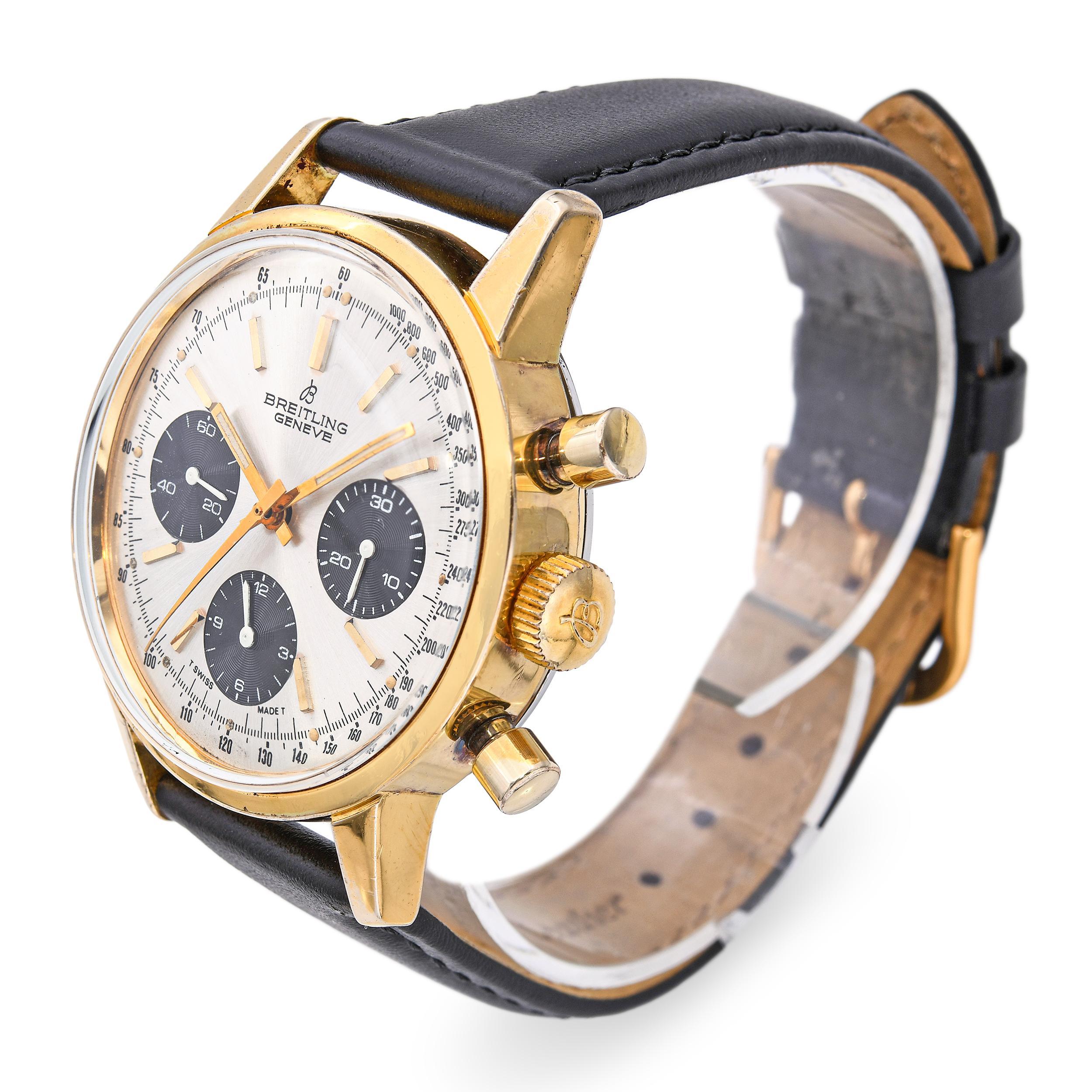 Un classico cronografo Breitling Genève Top Time, caratterizzato da un sorprendente quadrante in stile panda con finitura argentata e contatori neri a contrasto. L'orologio mostra tre registri per i secondi, i minuti e le ore, oltre a una scala